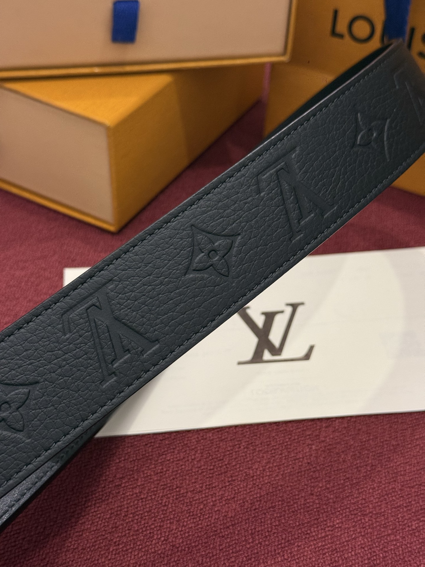 LV Dimension Drift 双面腰带以路易威登的经典元素挥洒街头型格。Monogram 图案一面更显前卫锋芒，