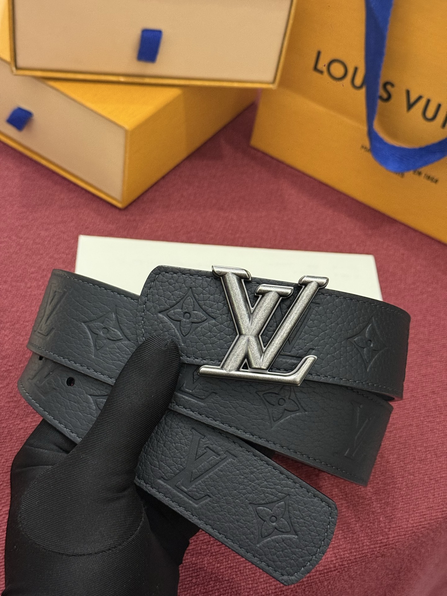 LV Dimension Drift 双面腰带以路易威登的经典元素挥洒街头型格。Monogram 图案一面更显前卫锋芒，