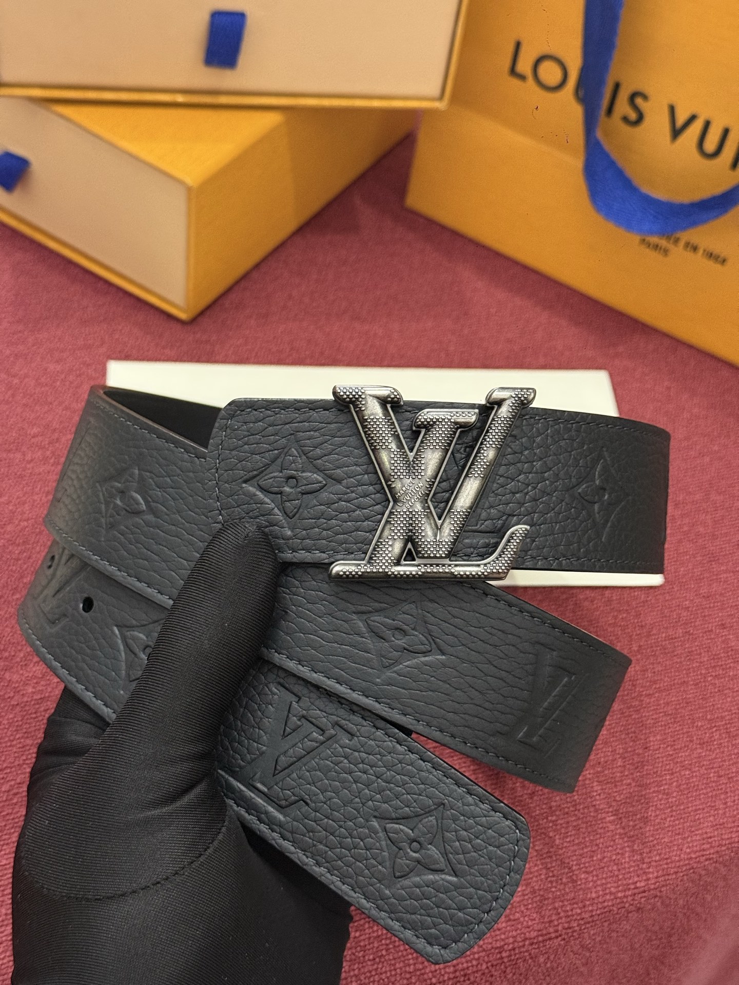 LV Dimension Drift 双面腰带以路易威登的经典元素挥洒街头型格。Monogram 图案一面更显前卫锋芒，