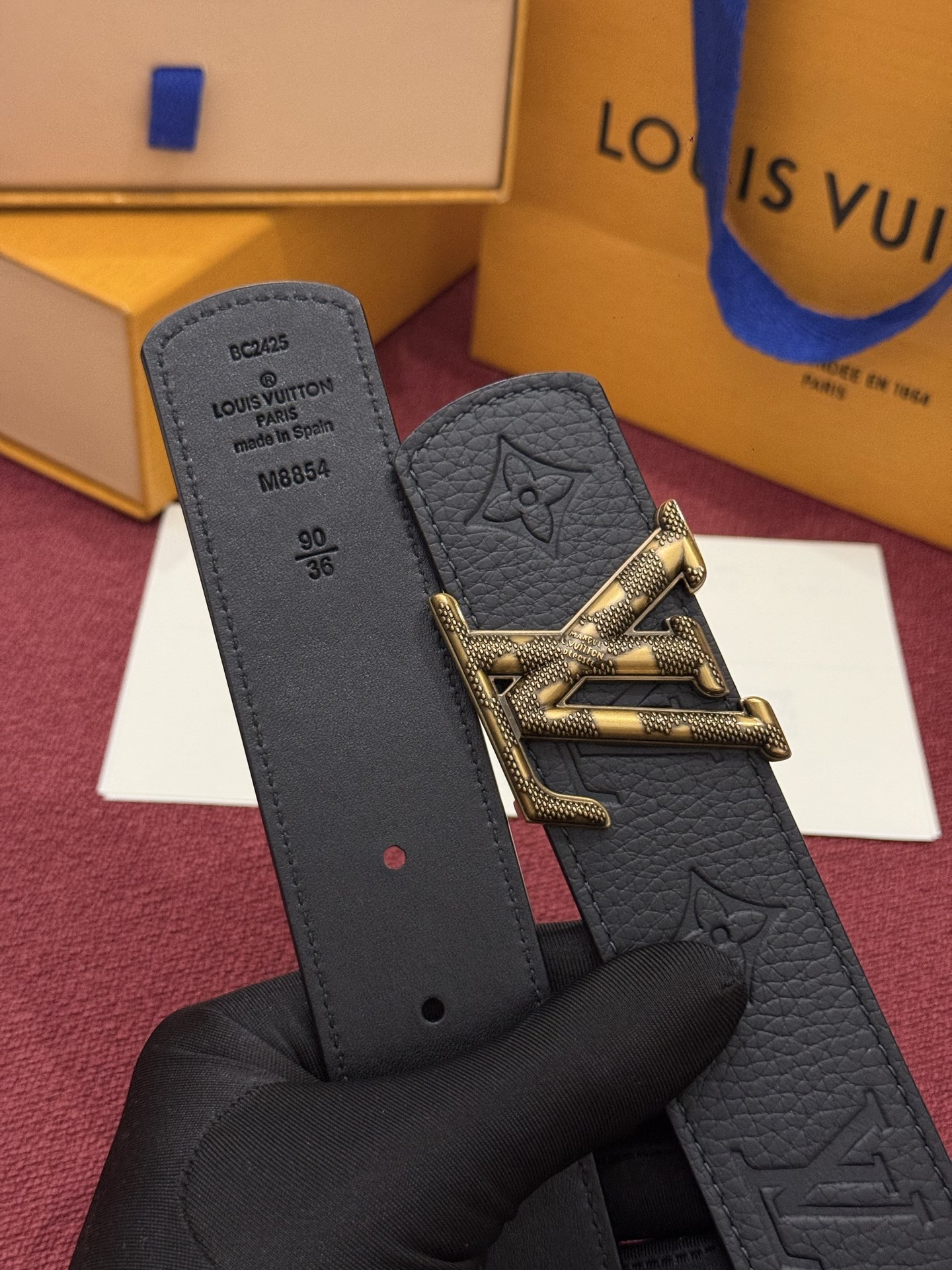 LV Dimension Drift 双面腰带以路易威登的经典元素挥洒街头型格。Monogram 图案一面更显前卫锋芒，