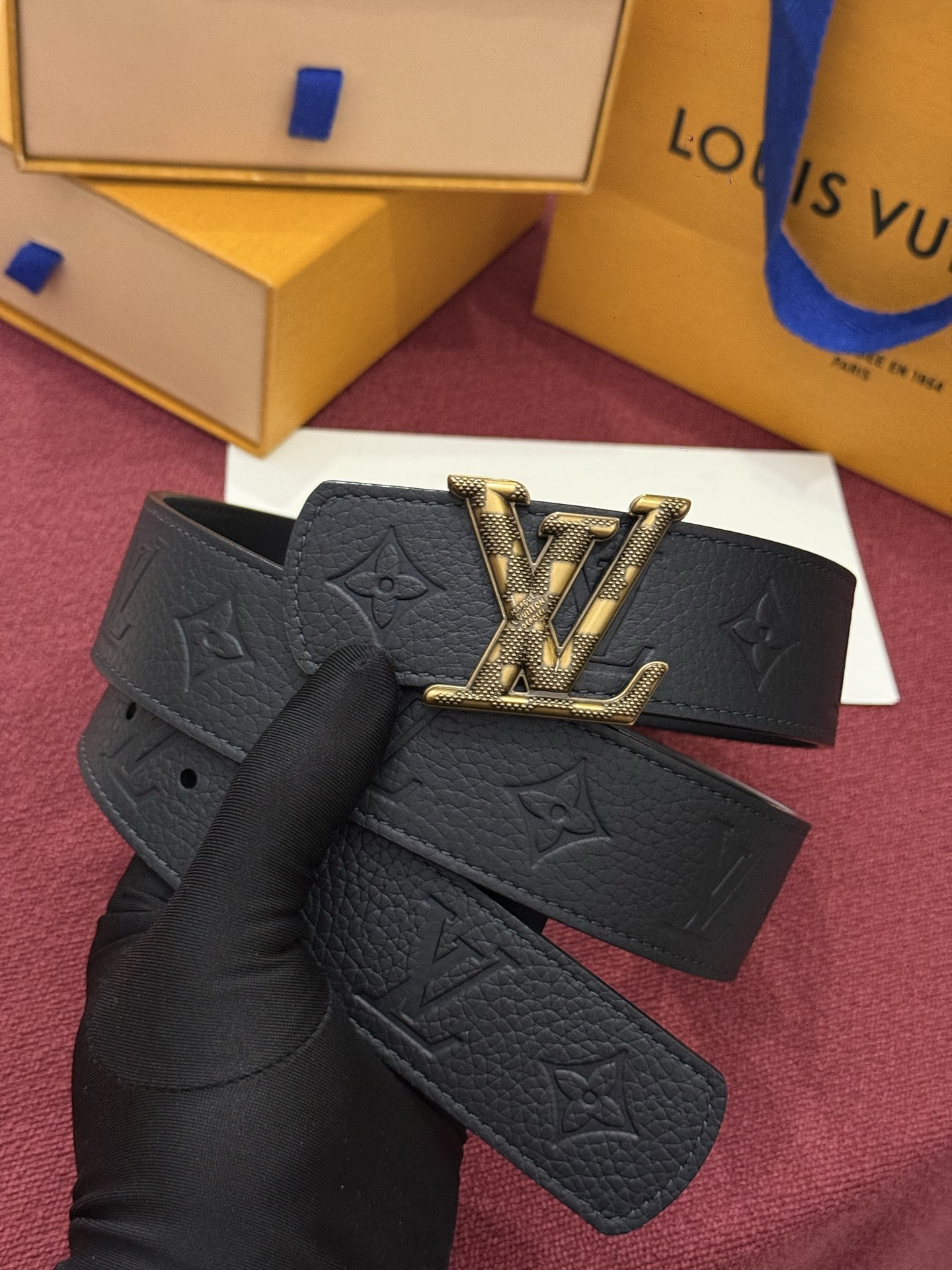 LV Dimension Drift 双面腰带以路易威登的经典元素挥洒街头型格。Monogram 图案一面更显前卫锋芒，