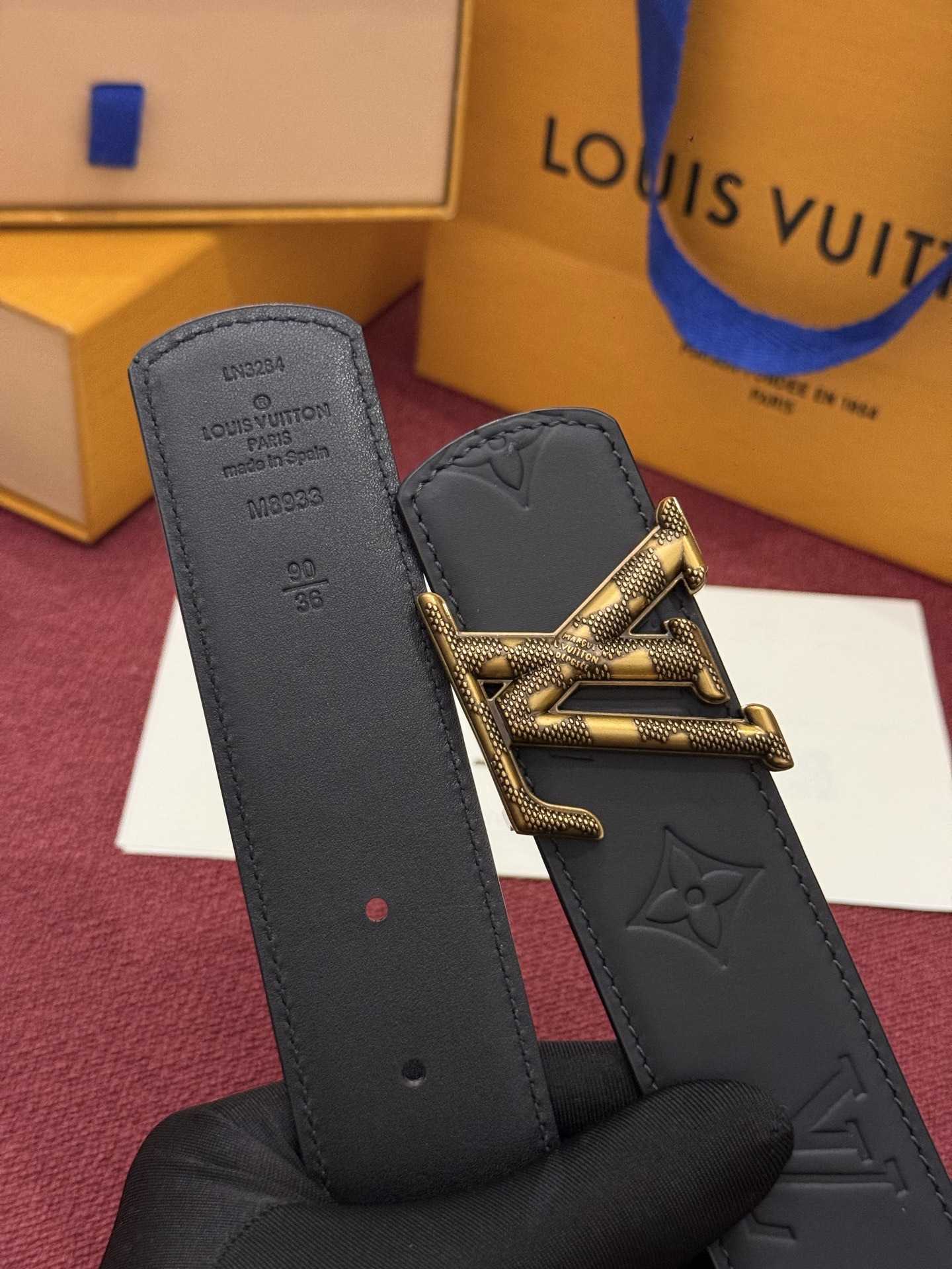 LV Dimension Drift 双面腰带以路易威登的经典元素挥洒街头型格。Monogram 图案一面更显前卫锋芒，