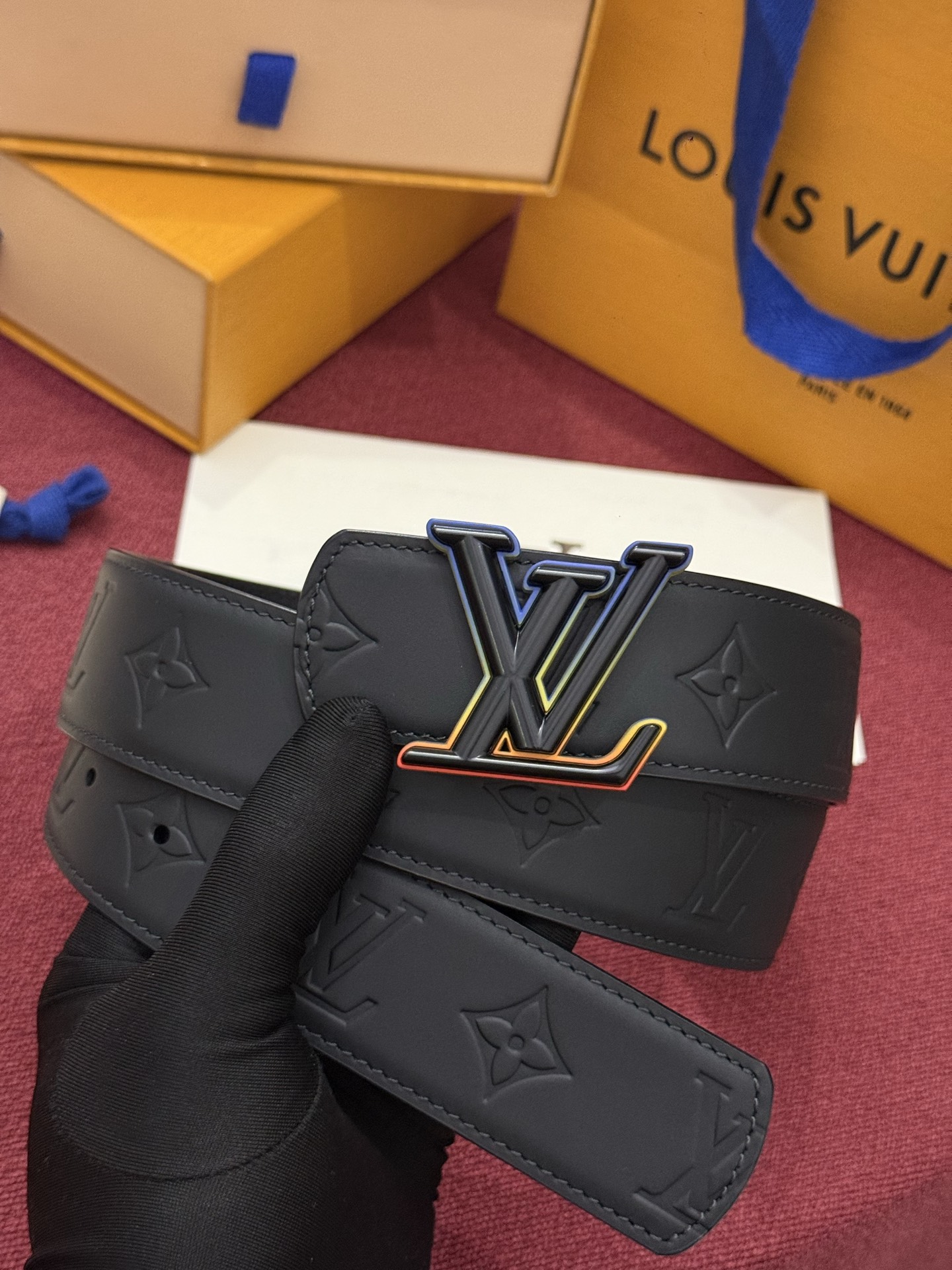 LV Dimension Drift 双面腰带以路易威登的经典元素挥洒街头型格。Monogram 图案一面更显前卫锋芒，