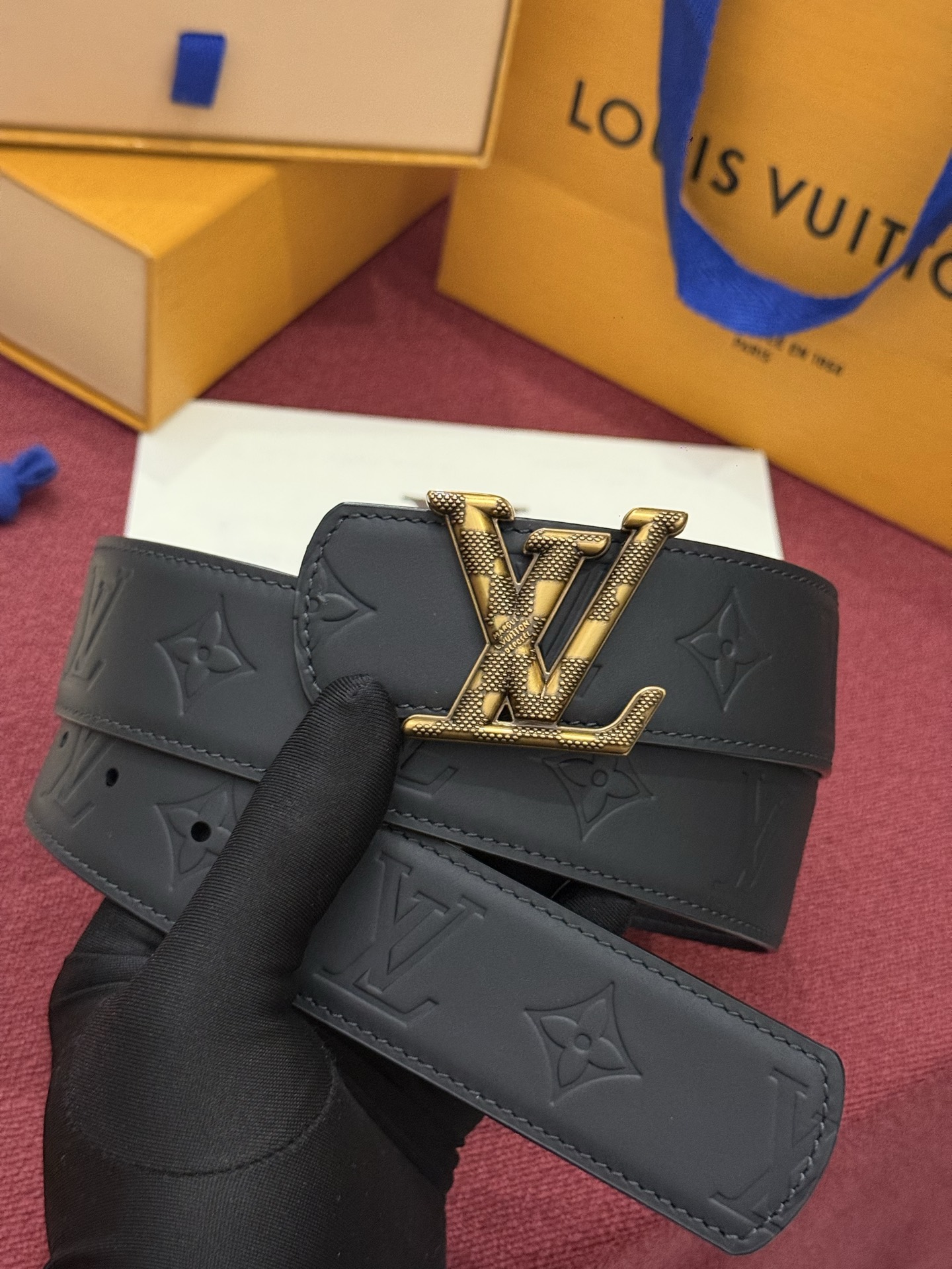 LV Dimension Drift 双面腰带以路易威登的经典元素挥洒街头型格。Monogram 图案一面更显前卫锋芒，