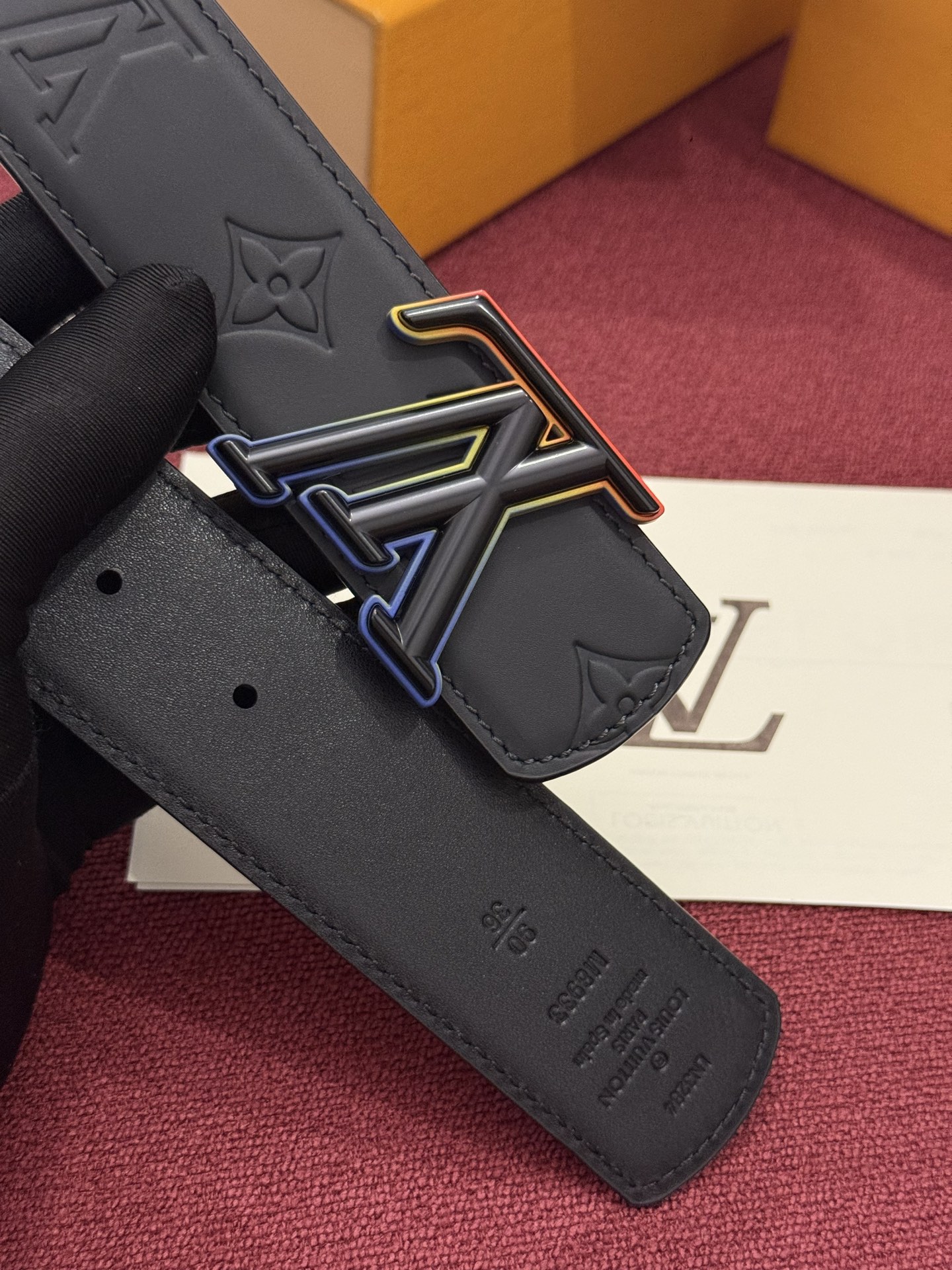 LV Dimension Drift 双面腰带以路易威登的经典元素挥洒街头型格。Monogram 图案一面更显前卫锋芒，