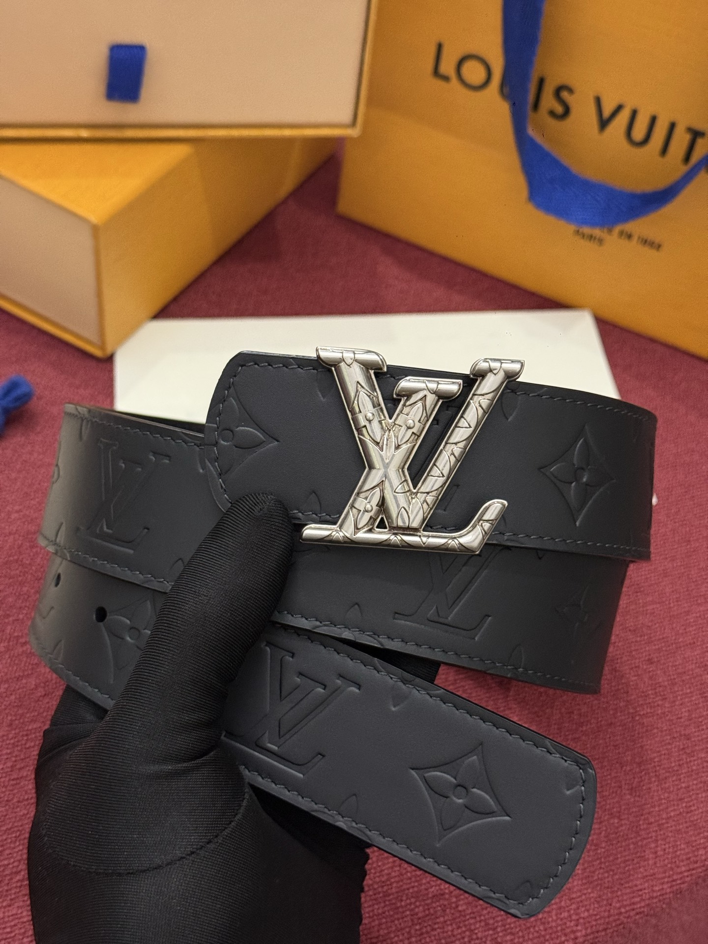 LV Dimension Drift 双面腰带以路易威登的经典元素挥洒街头型格。Monogram 图案一面更显前卫锋芒，