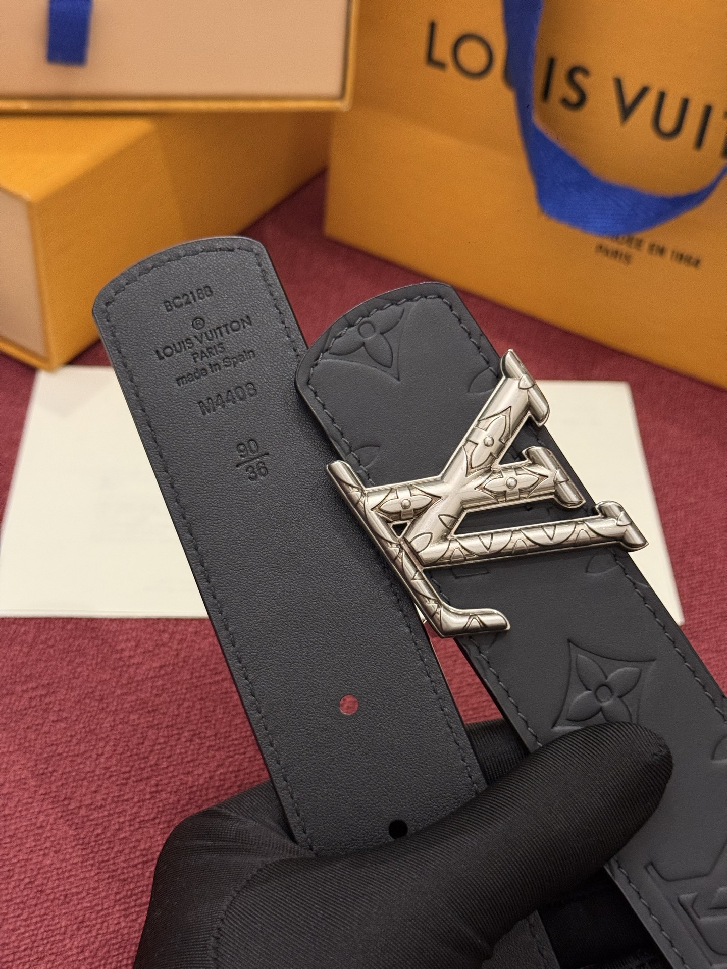LV Dimension Drift 双面腰带以路易威登的经典元素挥洒街头型格。Monogram 图案一面更显前卫锋芒，
