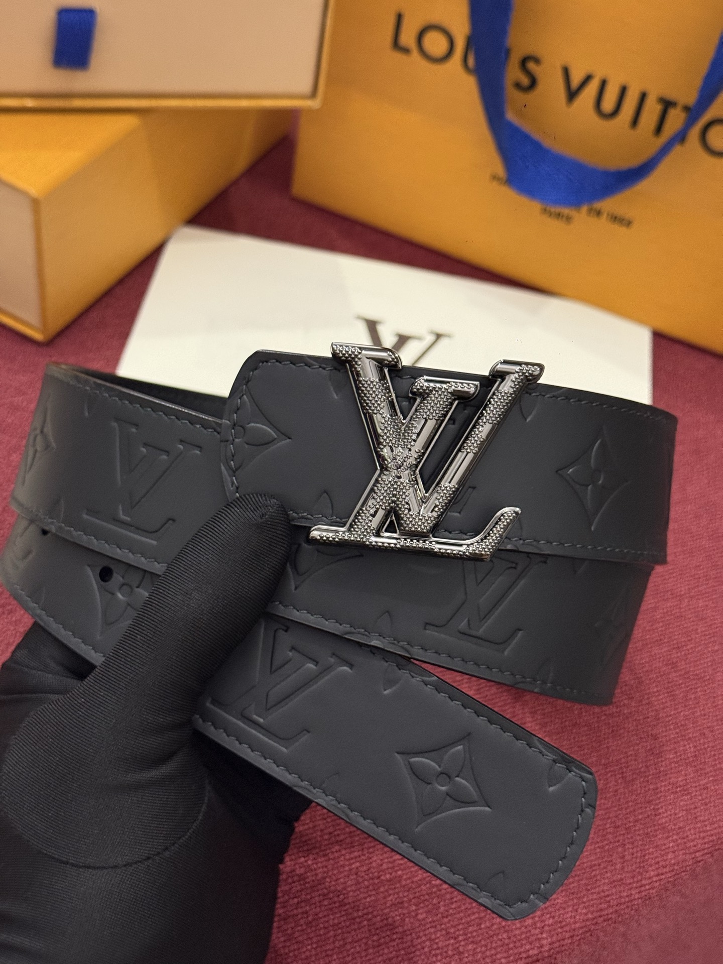LV Dimension Drift 双面腰带以路易威登的经典元素挥洒街头型格。Monogram 图案一面更显前卫锋芒，
