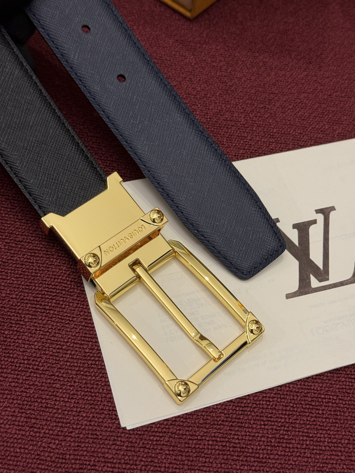 LV 角钉式 Trunk 35mm 可翻转腰带造型简洁，灵感源自路易威登在工艺精湛方面的悠久传统。两侧光滑的皮革搭配带有