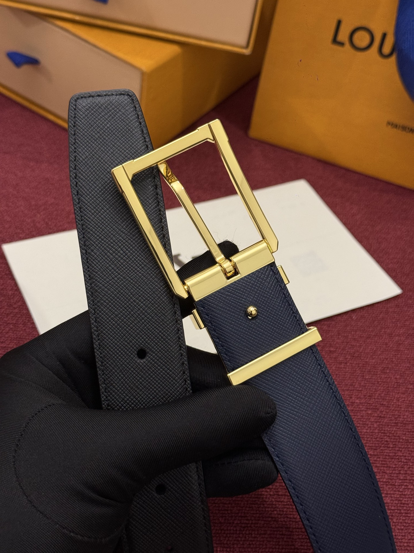 LV 角钉式 Trunk 35mm 可翻转腰带造型简洁，灵感源自路易威登在工艺精湛方面的悠久传统。两侧光滑的皮革搭配带有