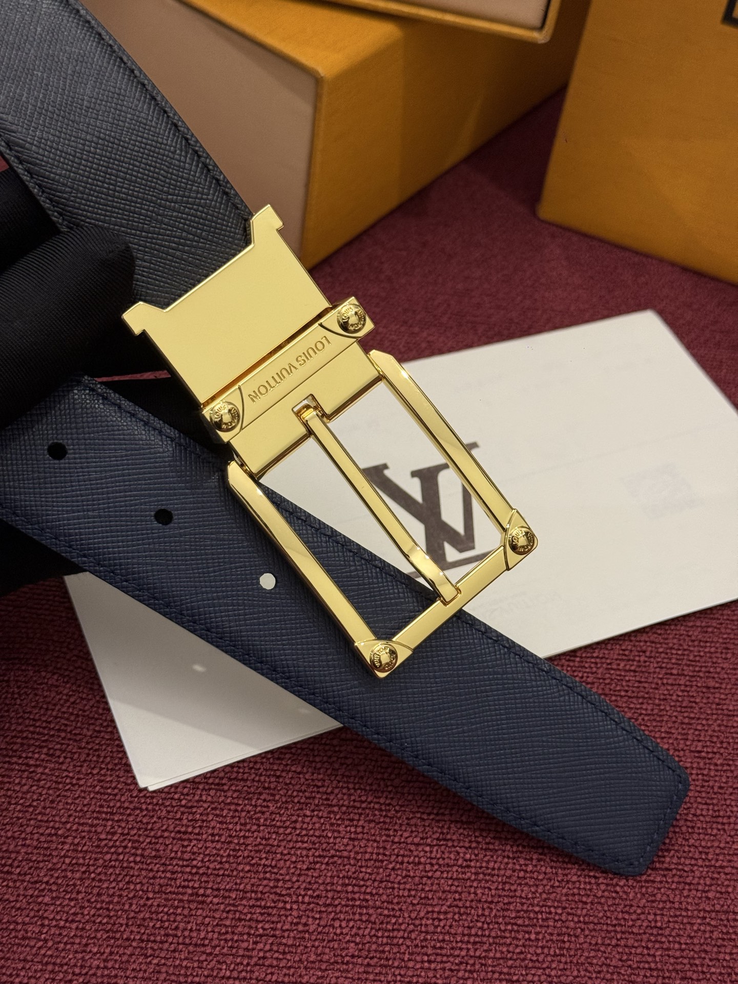 LV 角钉式 Trunk 35mm 可翻转腰带造型简洁，灵感源自路易威登在工艺精湛方面的悠久传统。两侧光滑的皮革搭配带有