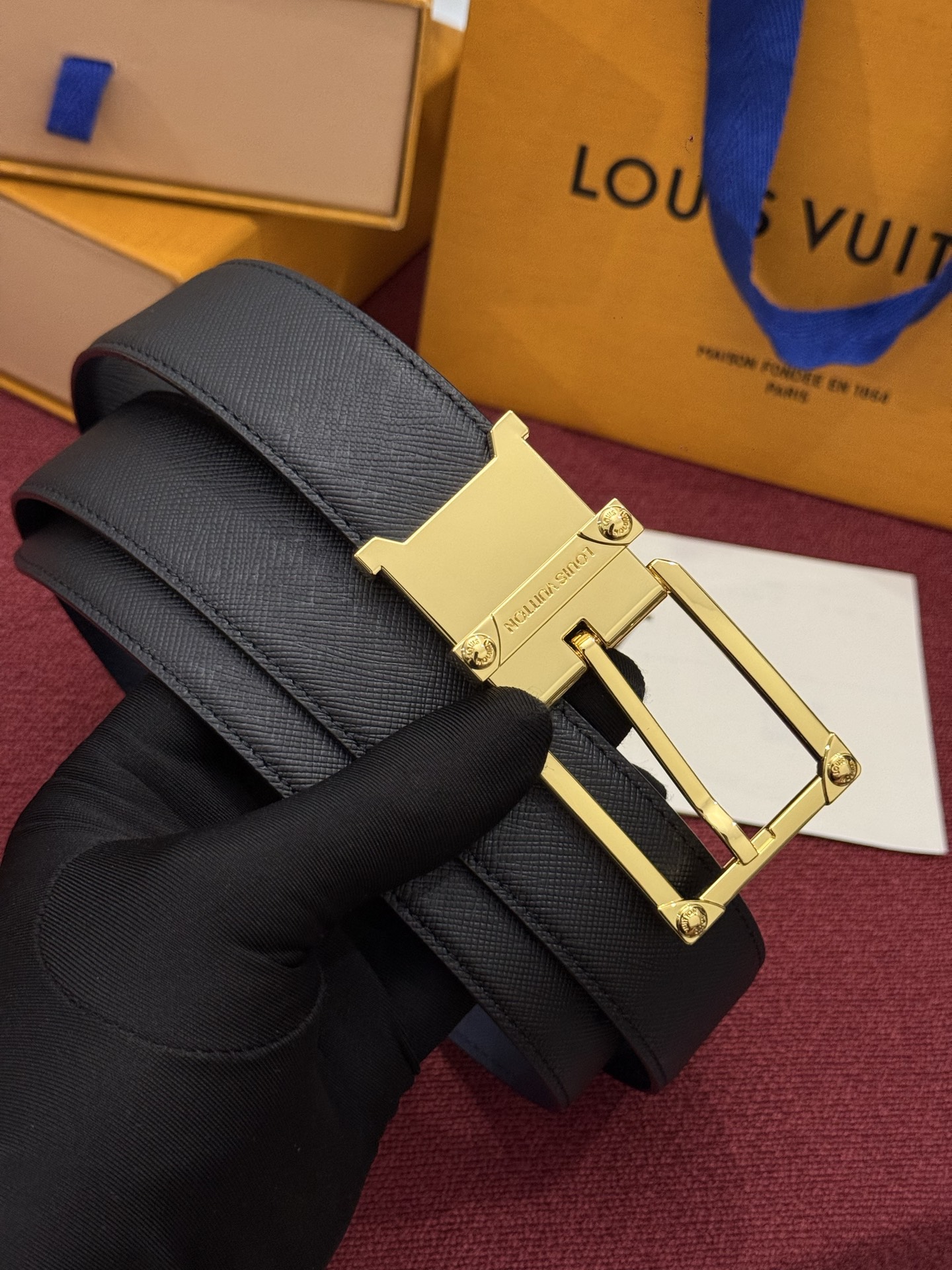 LV 角钉式 Trunk 35mm 可翻转腰带造型简洁，灵感源自路易威登在工艺精湛方面的悠久传统。两侧光滑的皮革搭配带有