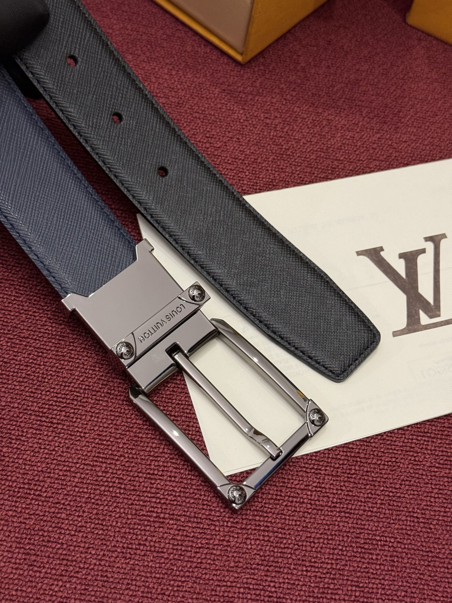 LV 角钉式 Trunk 35mm 可翻转腰带造型简洁，灵感源自路易威登在工艺精湛方面的悠久传统。两侧光滑的皮革搭配带有
