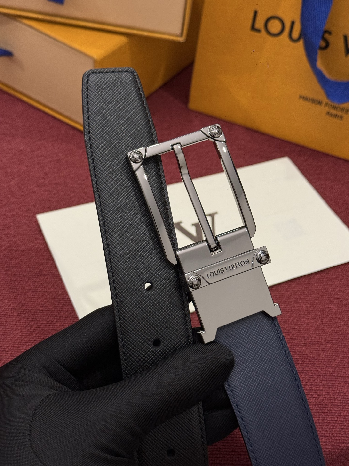 LV 角钉式 Trunk 35mm 可翻转腰带造型简洁，灵感源自路易威登在工艺精湛方面的悠久传统。两侧光滑的皮革搭配带有