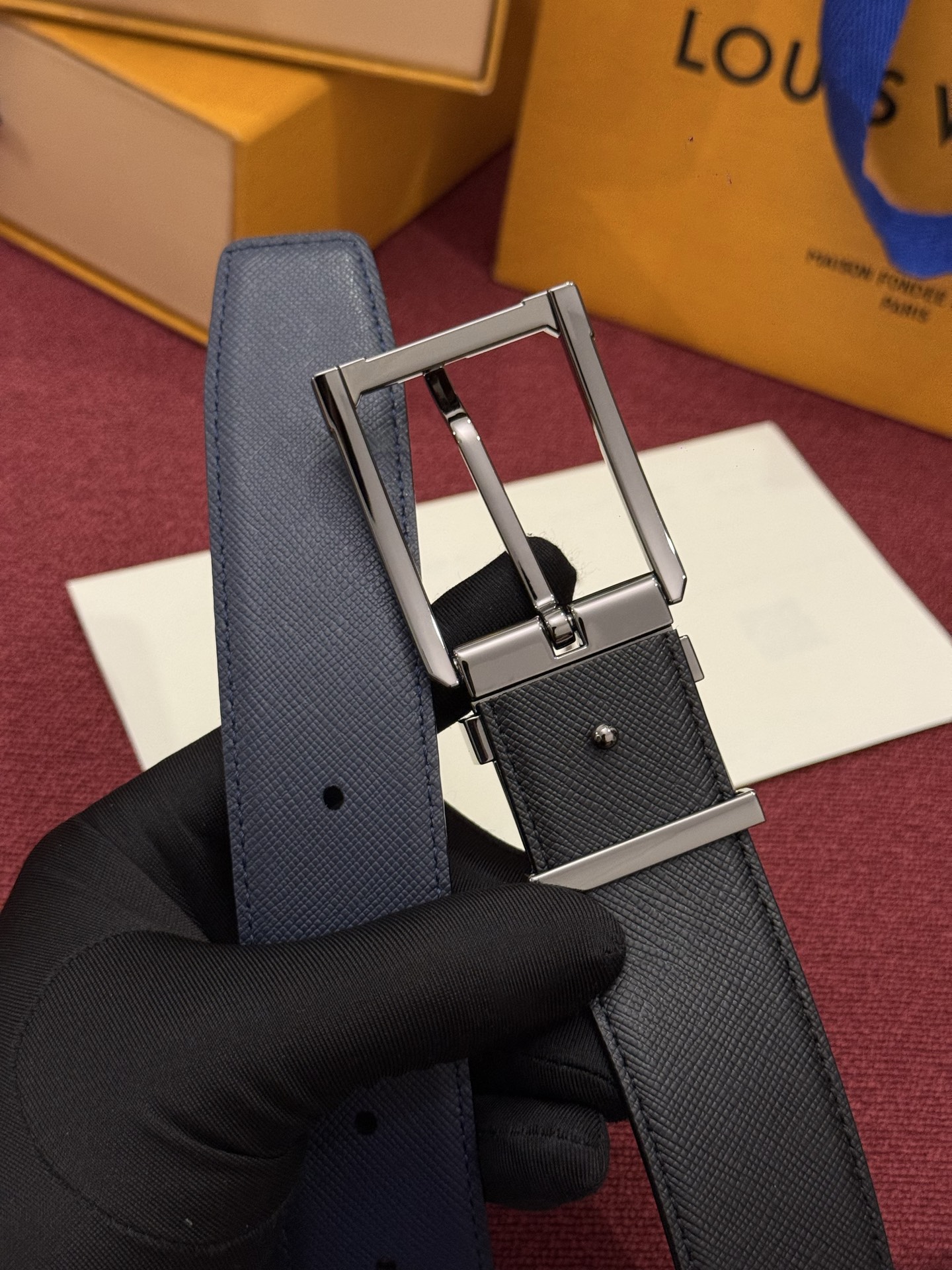 LV 角钉式 Trunk 35mm 可翻转腰带造型简洁，灵感源自路易威登在工艺精湛方面的悠久传统。两侧光滑的皮革搭配带有