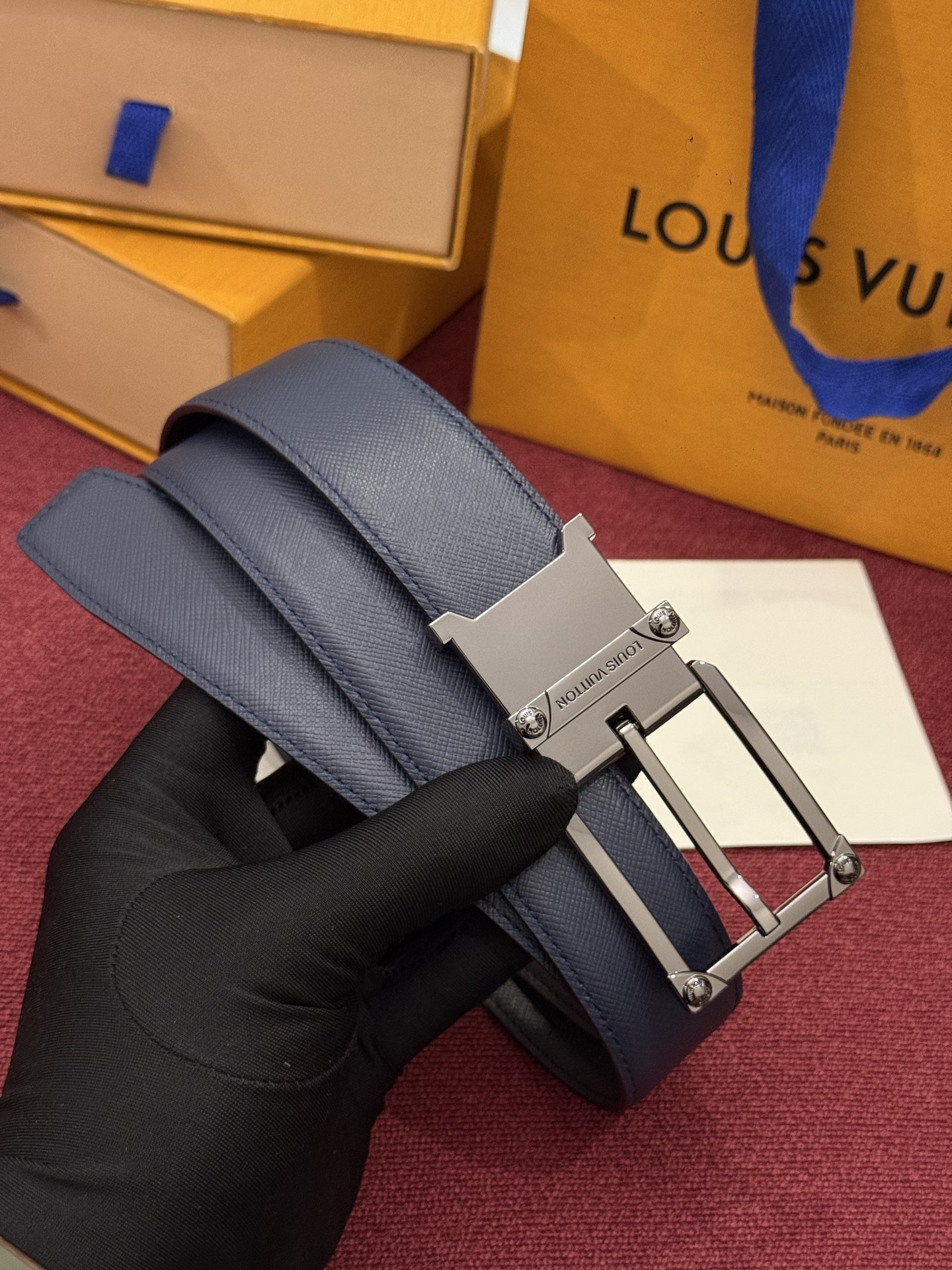 LV 角钉式 Trunk 35mm 可翻转腰带造型简洁，灵感源自路易威登在工艺精湛方面的悠久传统。两侧光滑的皮革搭配带有