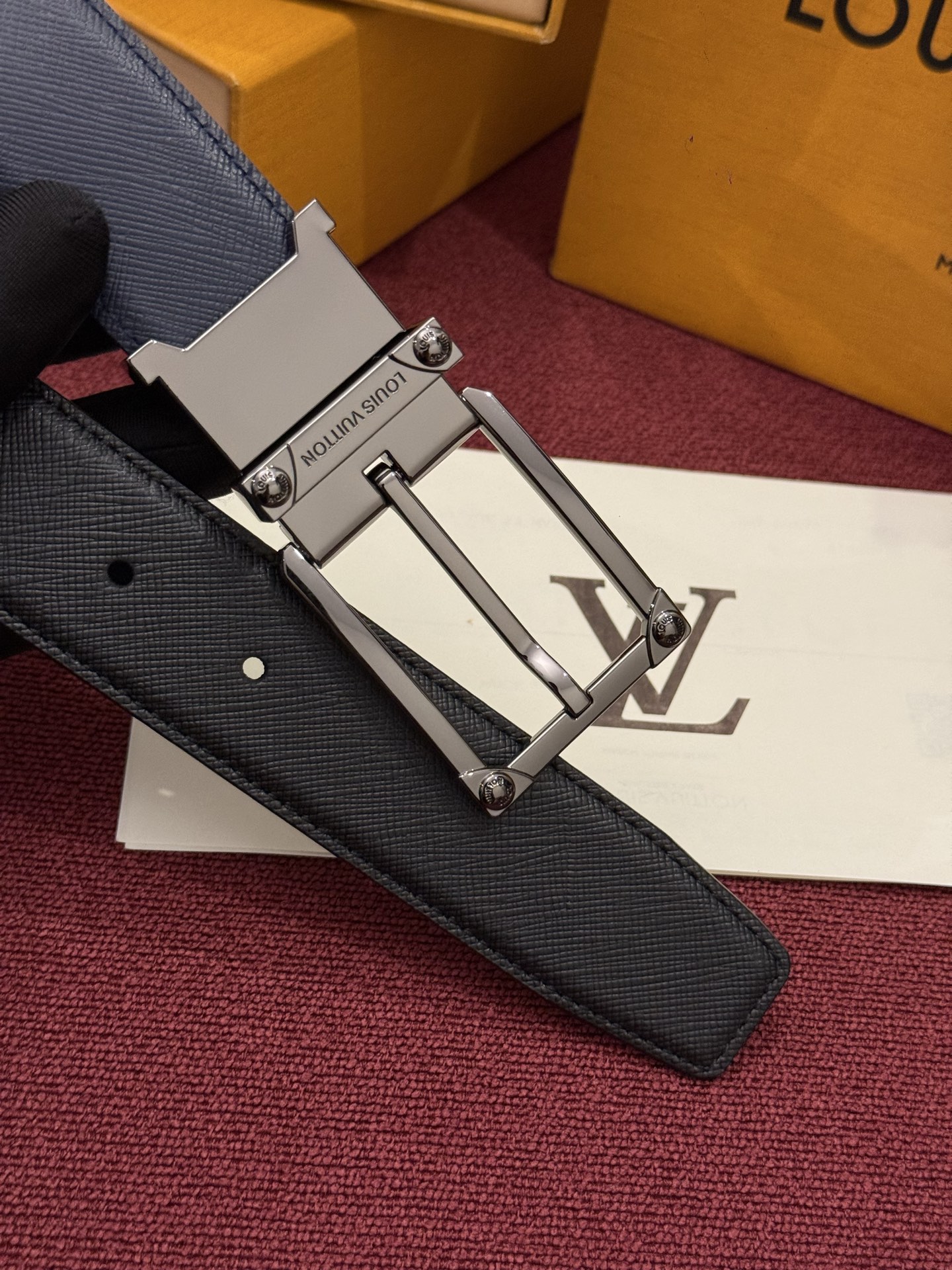 LV 角钉式 Trunk 35mm 可翻转腰带造型简洁，灵感源自路易威登在工艺精湛方面的悠久传统。两侧光滑的皮革搭配带有