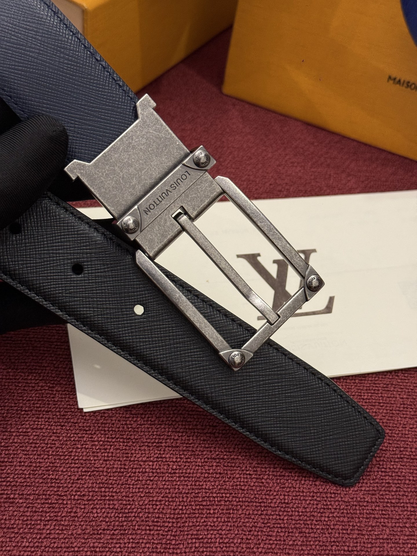LV 角钉式 Trunk 35mm 可翻转腰带造型简洁，灵感源自路易威登在工艺精湛方面的悠久传统。两侧光滑的皮革搭配带有