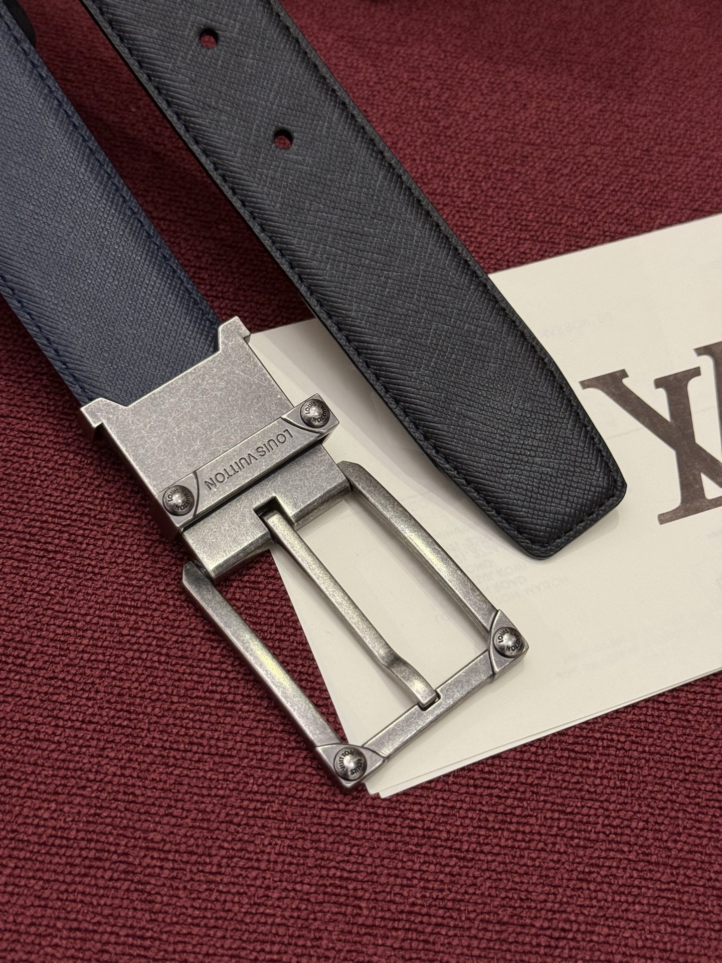 LV 角钉式 Trunk 35mm 可翻转腰带造型简洁，灵感源自路易威登在工艺精湛方面的悠久传统。两侧光滑的皮革搭配带有
