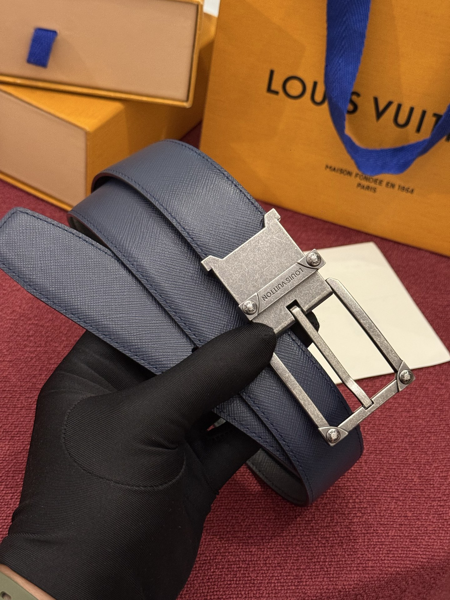 LV 角钉式 Trunk 35mm 可翻转腰带造型简洁，灵感源自路易威登在工艺精湛方面的悠久传统。两侧光滑的皮革搭配带有