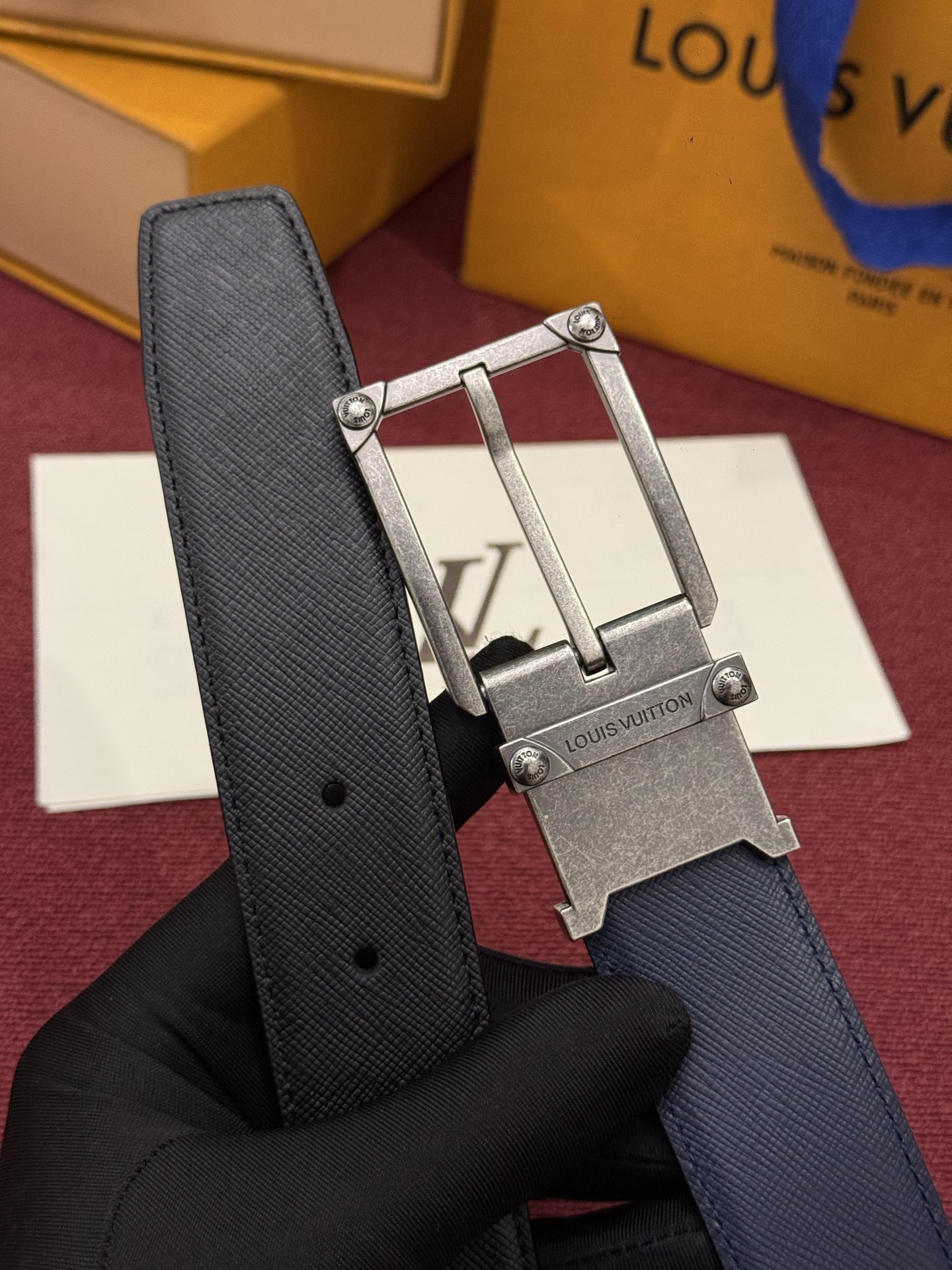 LV 角钉式 Trunk 35mm 可翻转腰带造型简洁，灵感源自路易威登在工艺精湛方面的悠久传统。两侧光滑的皮革搭配带有