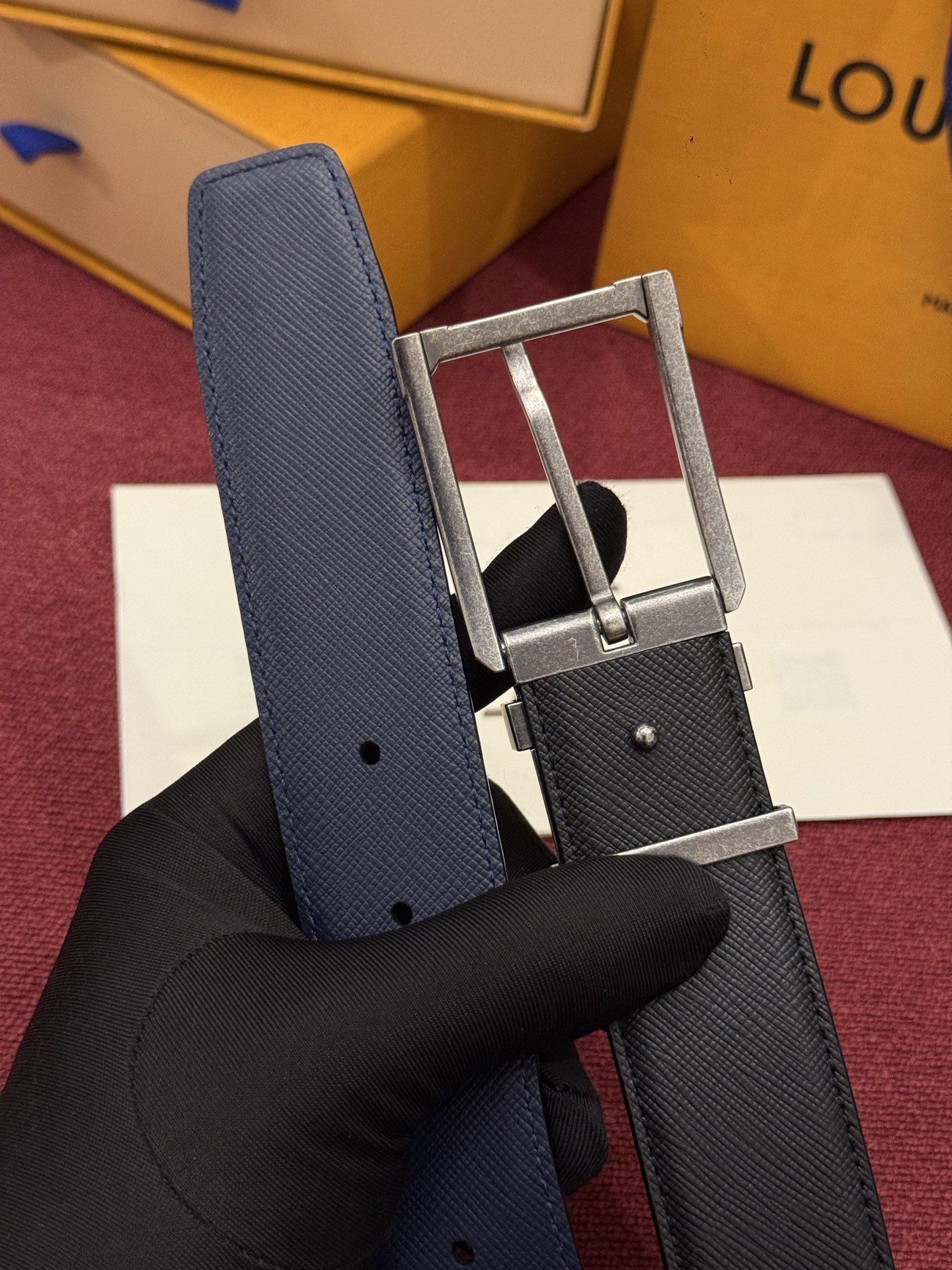 LV 角钉式 Trunk 35mm 可翻转腰带造型简洁，灵感源自路易威登在工艺精湛方面的悠久传统。两侧光滑的皮革搭配带有