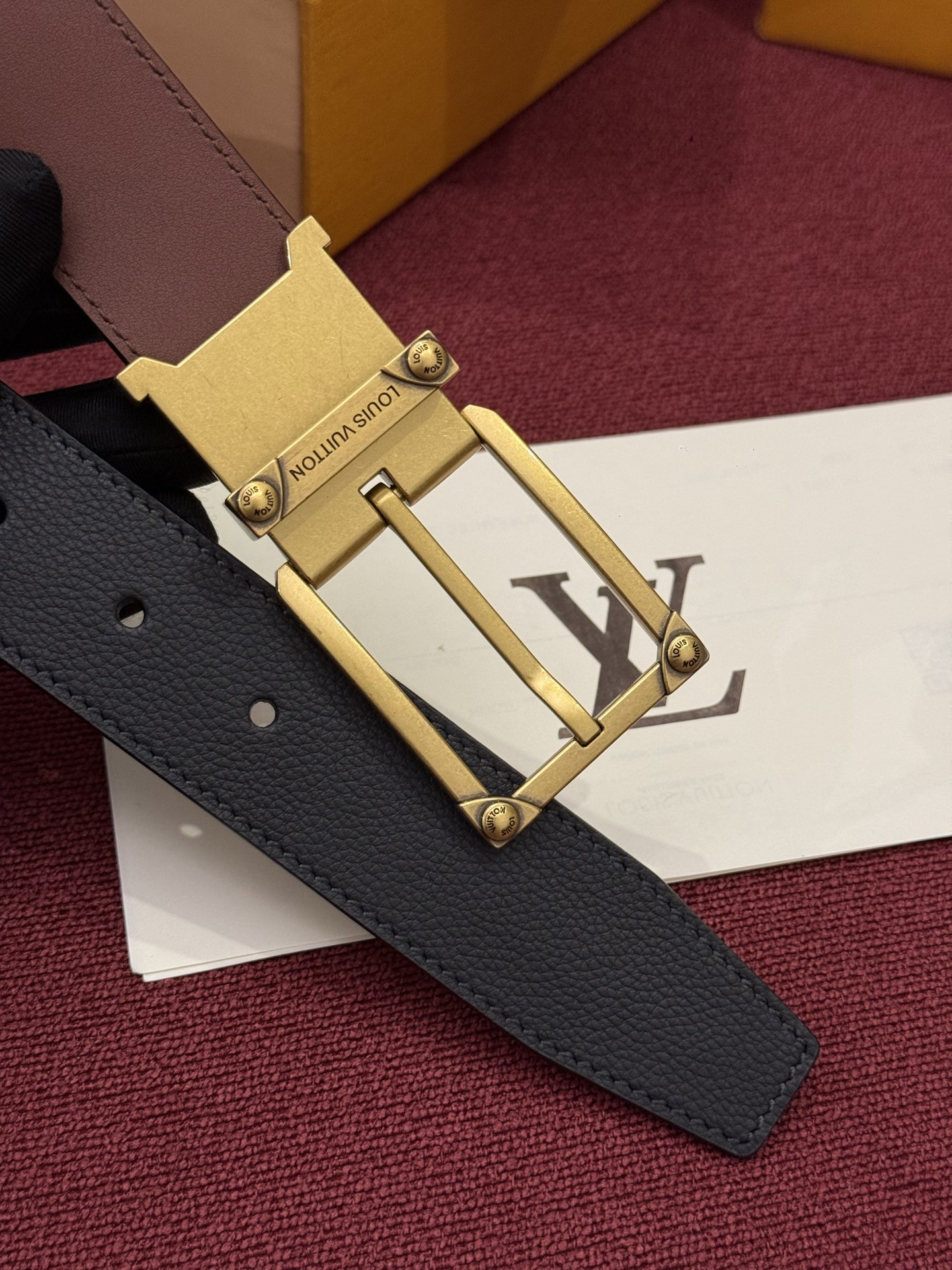 LV 角钉式 Trunk 35mm 可翻转腰带造型简洁，灵感源自路易威登在工艺精湛方面的悠久传统。两侧光滑的皮革搭配带有
