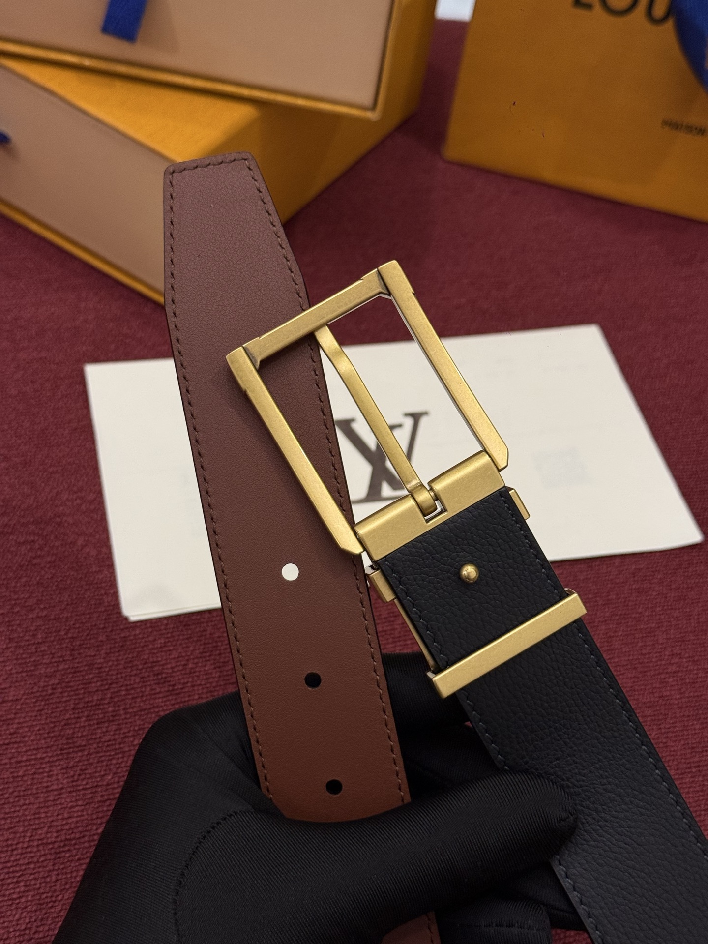 LV 角钉式 Trunk 35mm 可翻转腰带造型简洁，灵感源自路易威登在工艺精湛方面的悠久传统。两侧光滑的皮革搭配带有