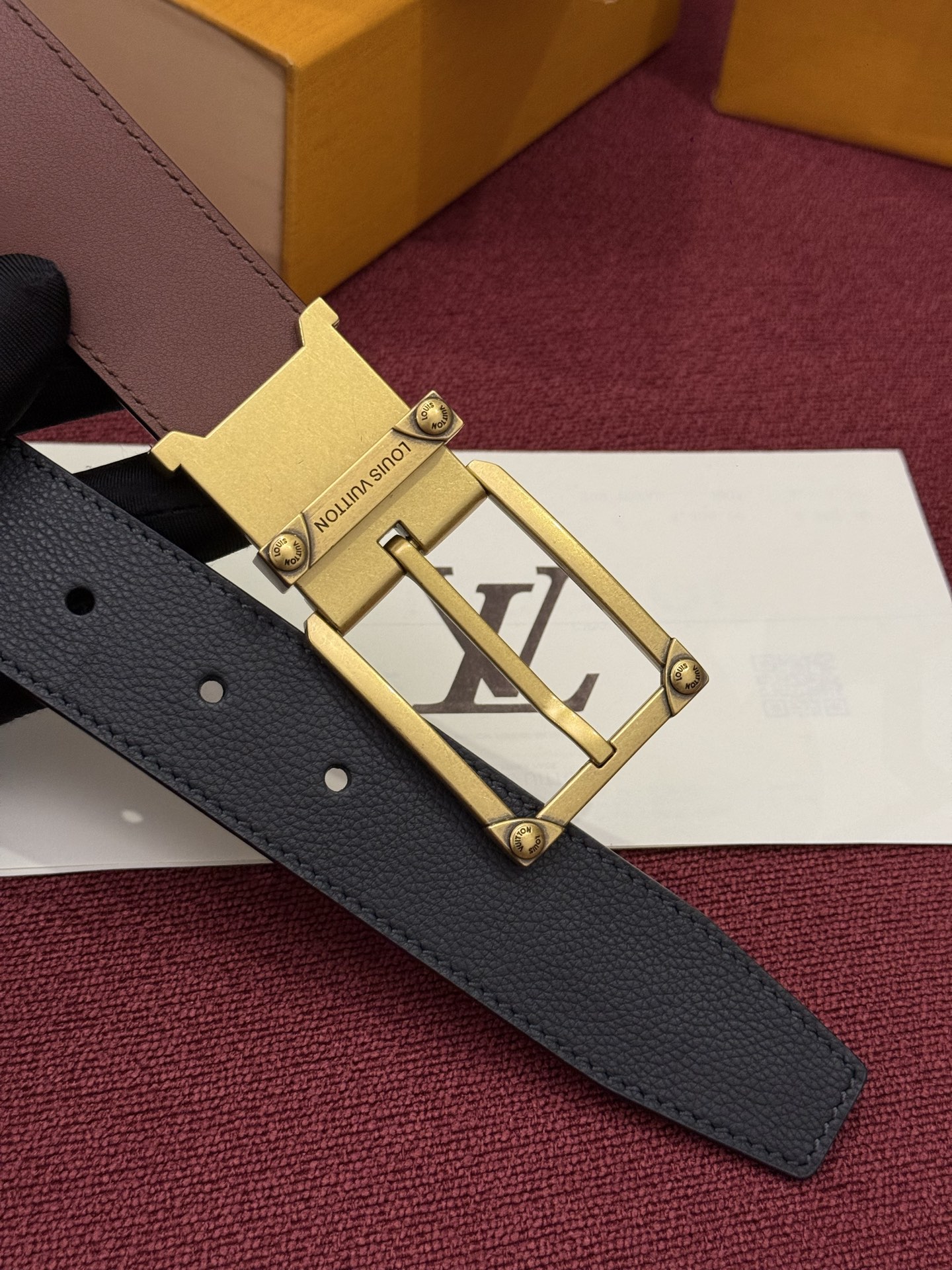LV 角钉式 Trunk 35mm 可翻转腰带造型简洁，灵感源自路易威登在工艺精湛方面的悠久传统。两侧光滑的皮革搭配带有
