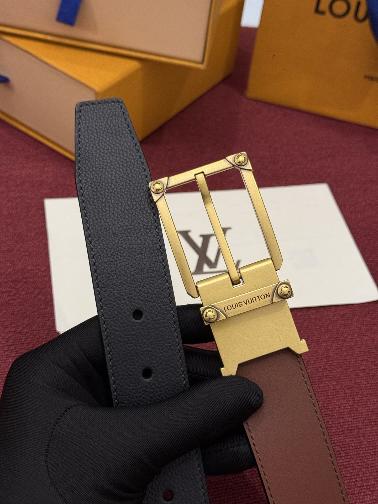 LV 角钉式 Trunk 35mm 可翻转腰带造型简洁，灵感源自路易威登在工艺精湛方面的悠久传统。两侧光滑的皮革搭配带有