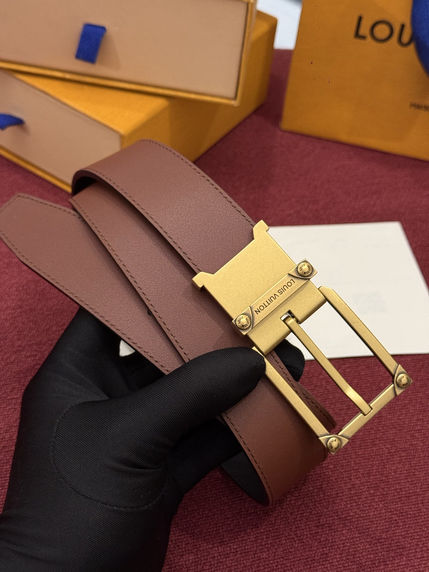 LV 角钉式 Trunk 35mm 可翻转腰带造型简洁，灵感源自路易威登在工艺精湛方面的悠久传统。两侧光滑的皮革搭配带有