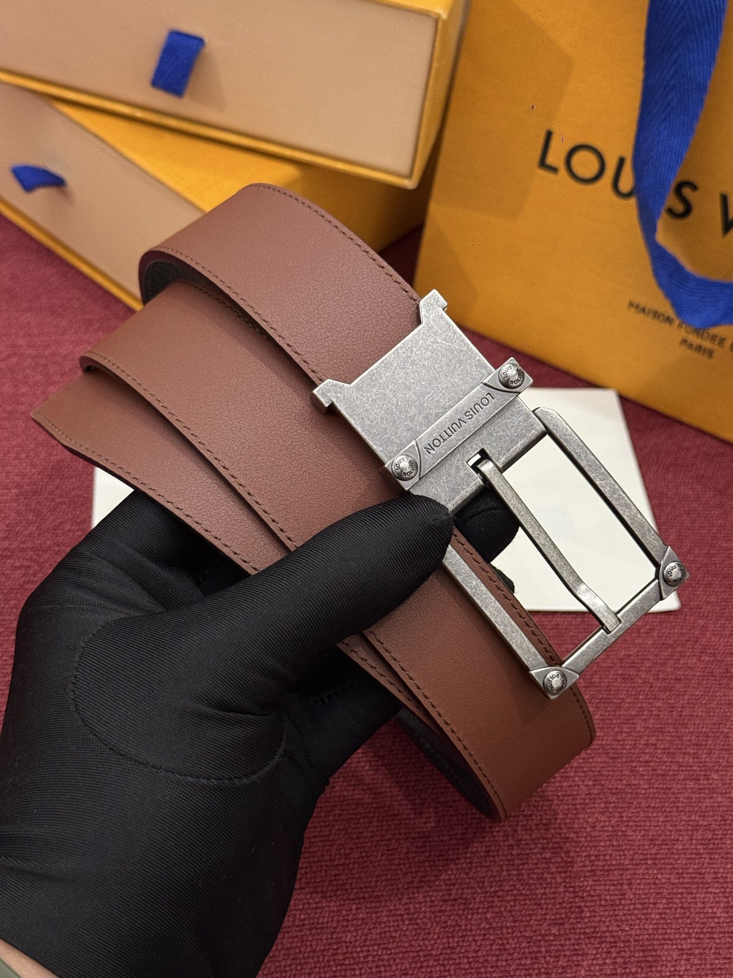 LV 角钉式 Trunk 35mm 可翻转腰带造型简洁，灵感源自路易威登在工艺精湛方面的悠久传统。两侧光滑的皮革搭配带有