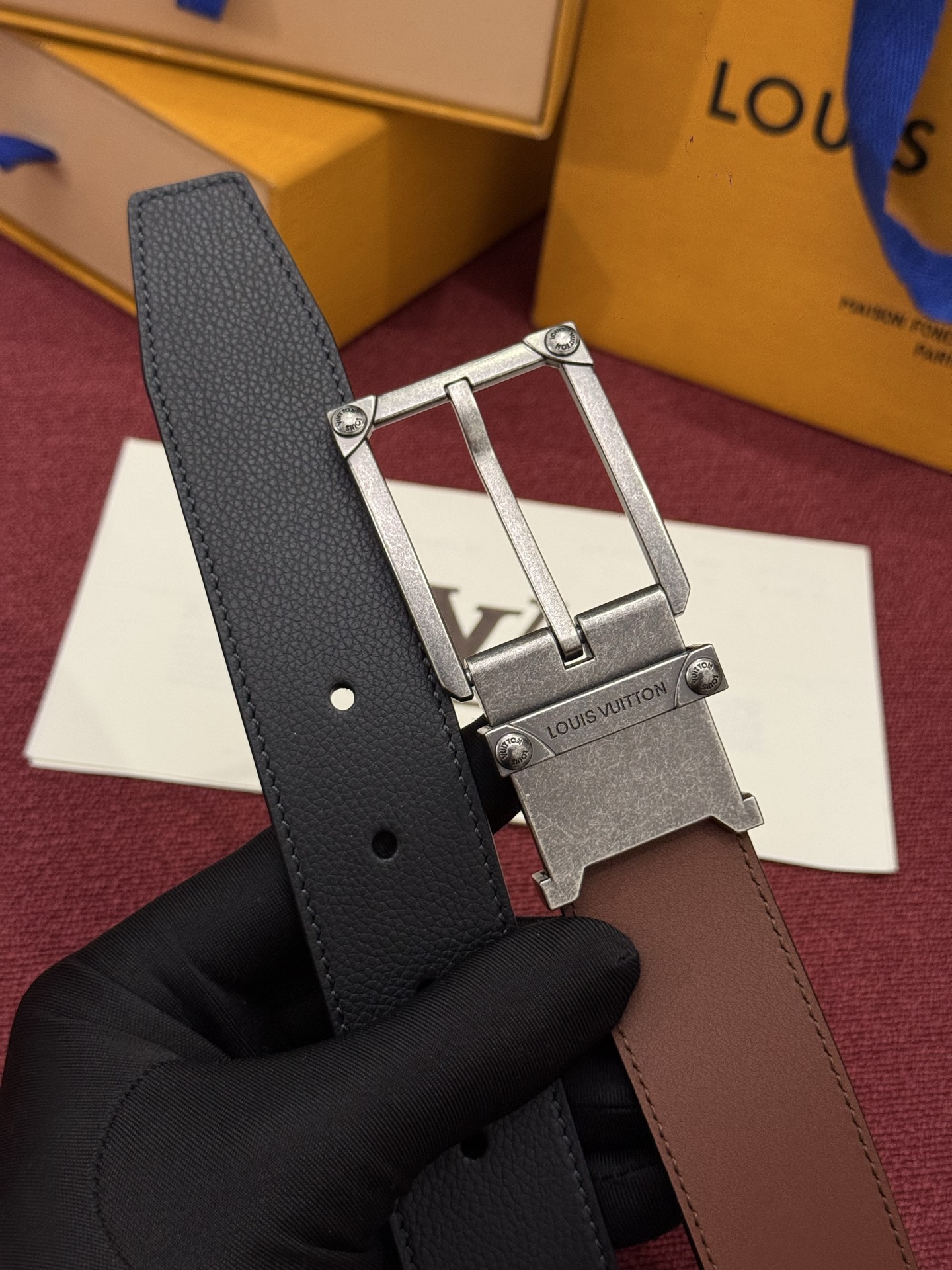 LV 角钉式 Trunk 35mm 可翻转腰带造型简洁，灵感源自路易威登在工艺精湛方面的悠久传统。两侧光滑的皮革搭配带有