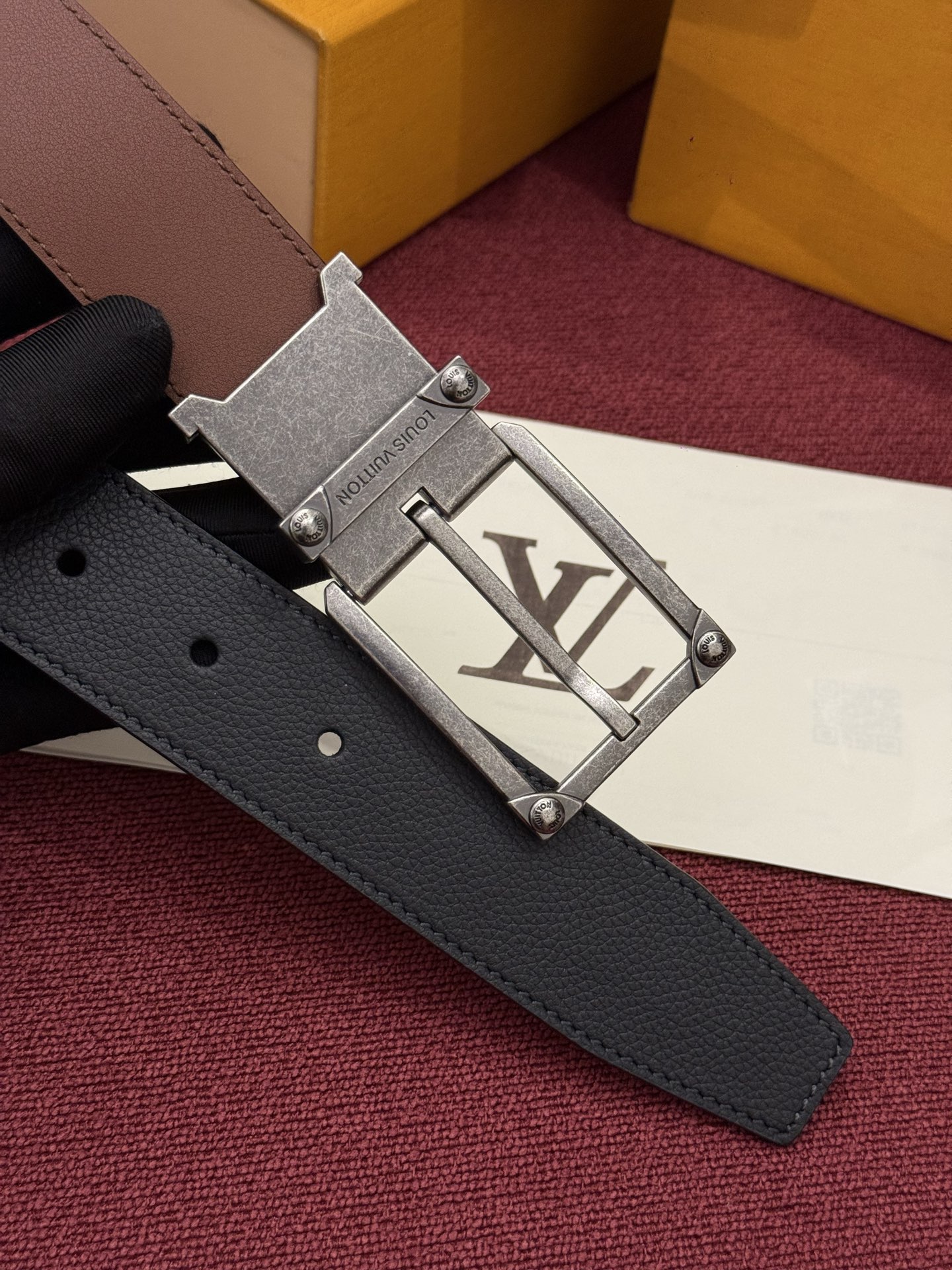 LV 角钉式 Trunk 35mm 可翻转腰带造型简洁，灵感源自路易威登在工艺精湛方面的悠久传统。两侧光滑的皮革搭配带有
