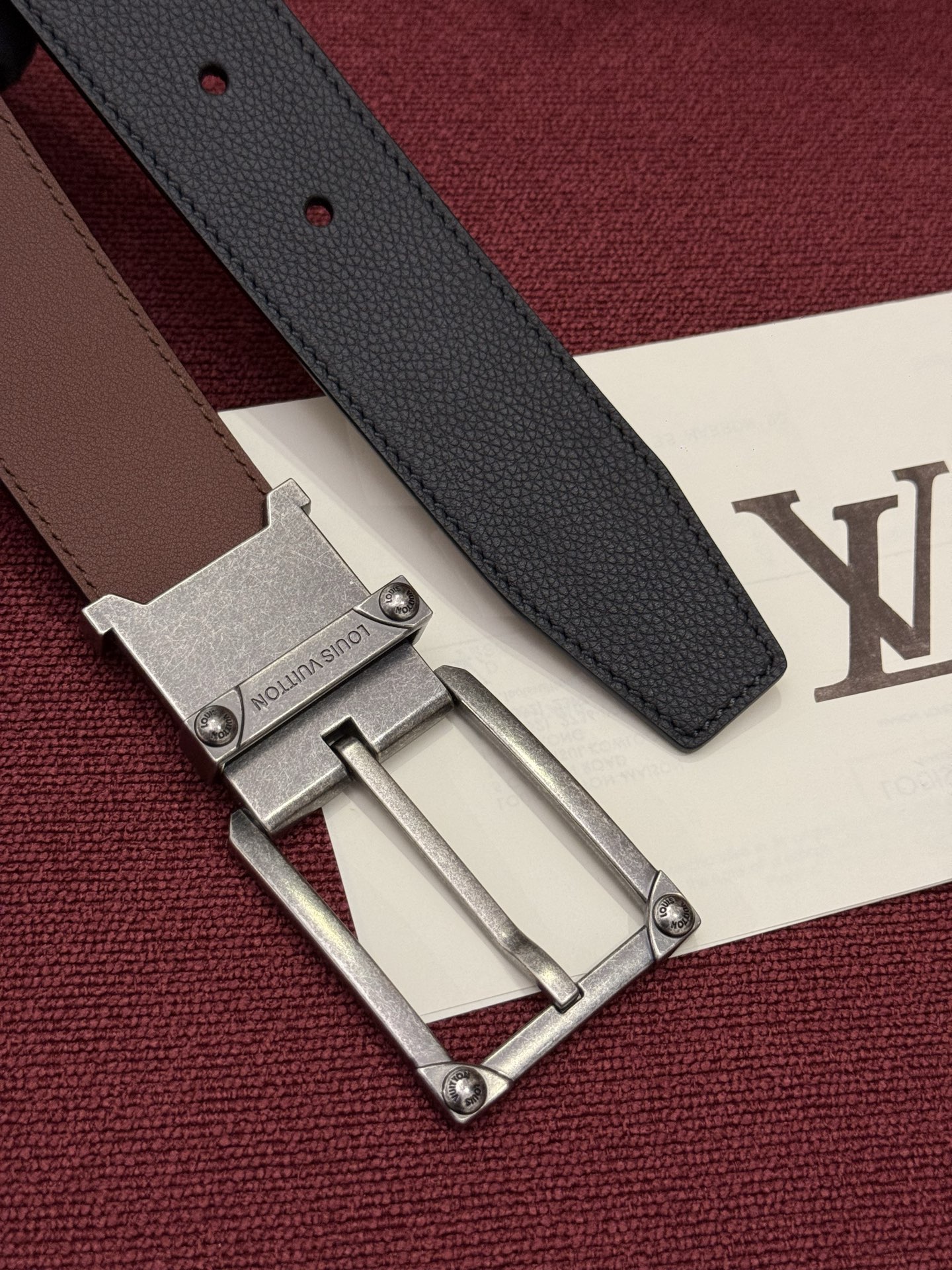 LV 角钉式 Trunk 35mm 可翻转腰带造型简洁，灵感源自路易威登在工艺精湛方面的悠久传统。两侧光滑的皮革搭配带有