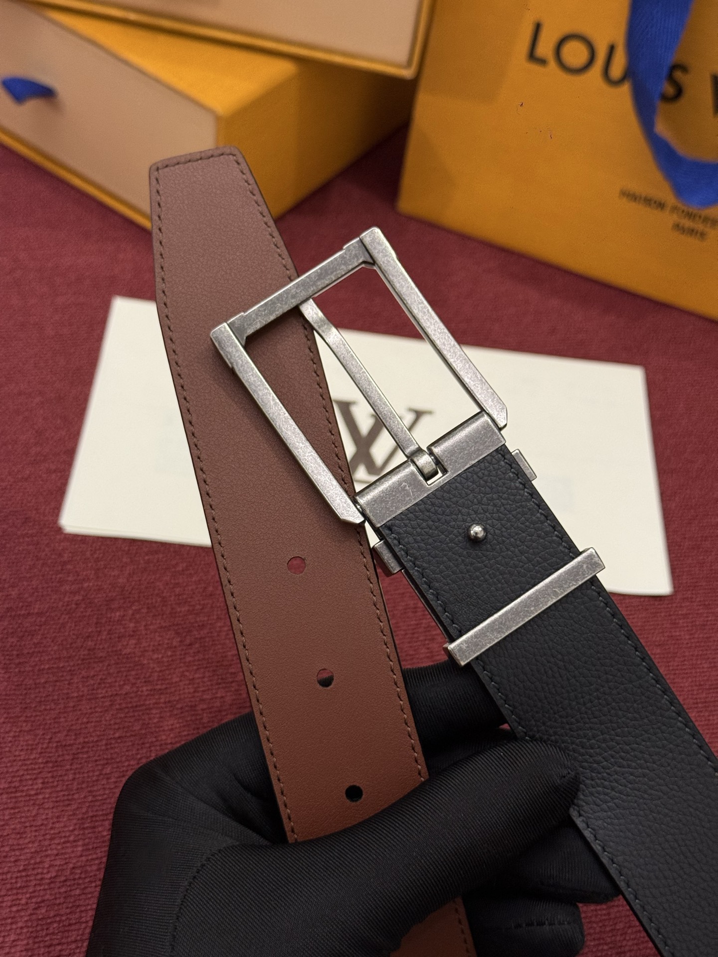 LV 角钉式 Trunk 35mm 可翻转腰带造型简洁，灵感源自路易威登在工艺精湛方面的悠久传统。两侧光滑的皮革搭配带有