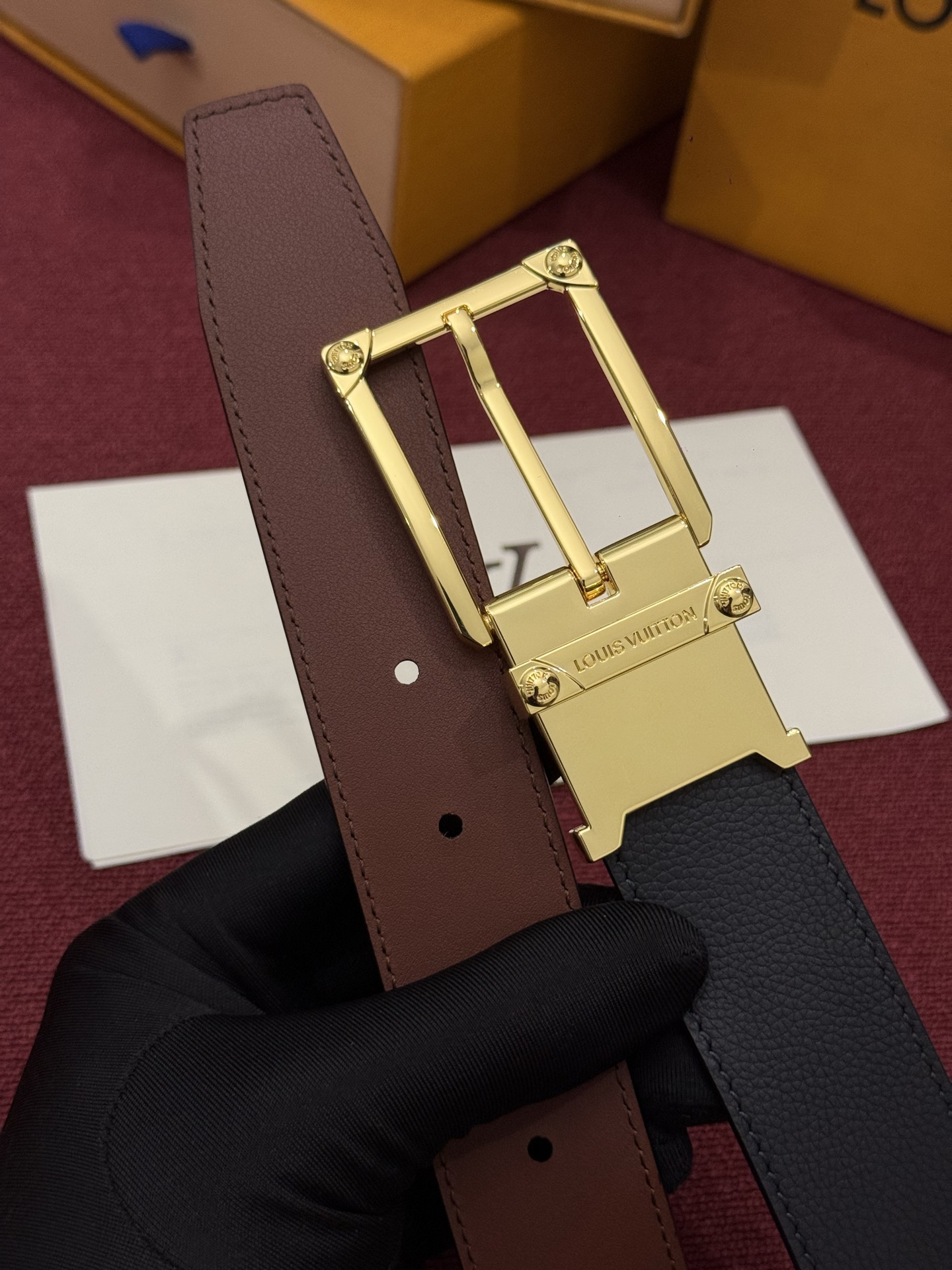 LV 角钉式 Trunk 35mm 可翻转腰带造型简洁，灵感源自路易威登在工艺精湛方面的悠久传统。两侧光滑的皮革搭配带有