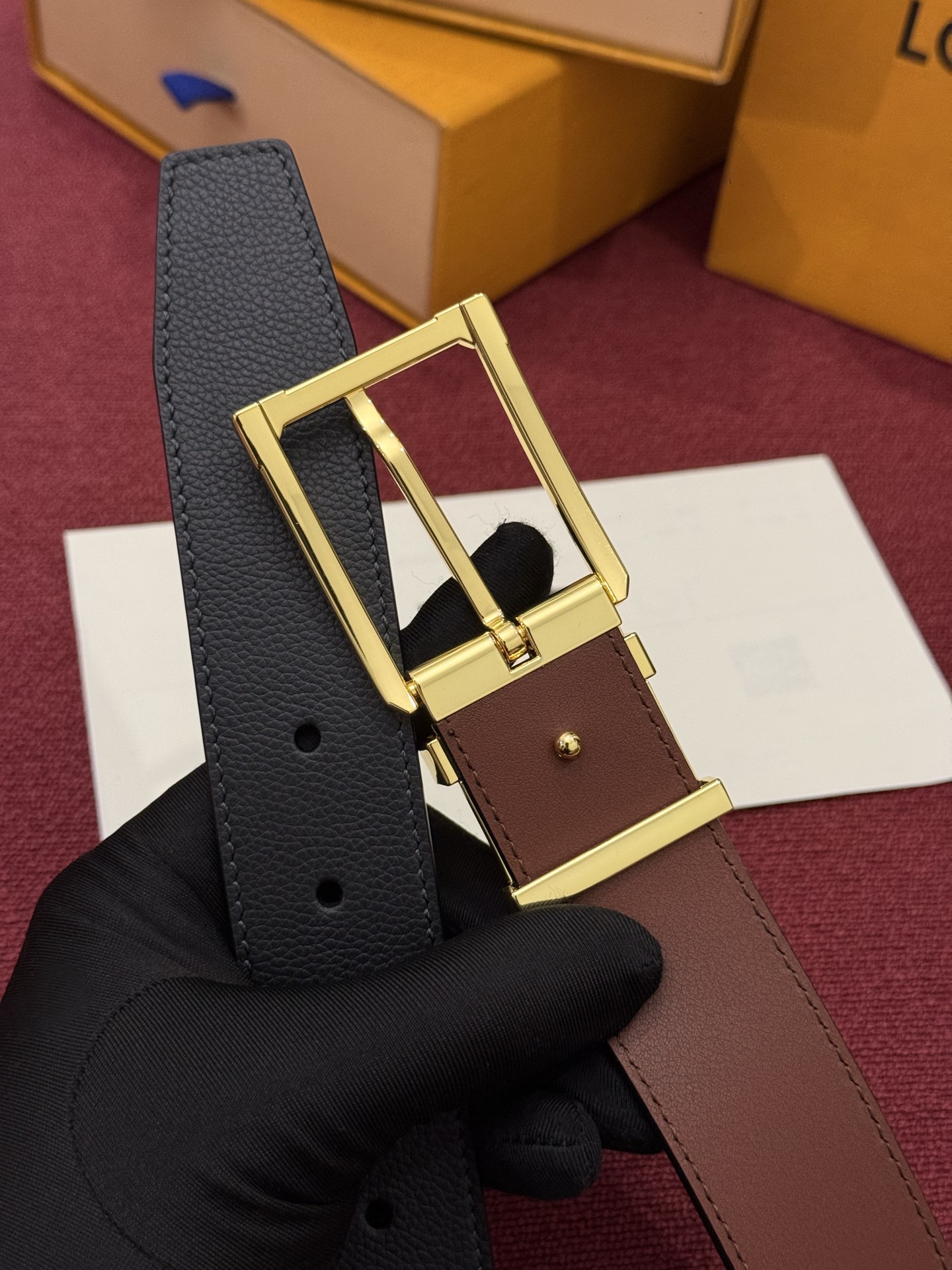 LV 角钉式 Trunk 35mm 可翻转腰带造型简洁，灵感源自路易威登在工艺精湛方面的悠久传统。两侧光滑的皮革搭配带有