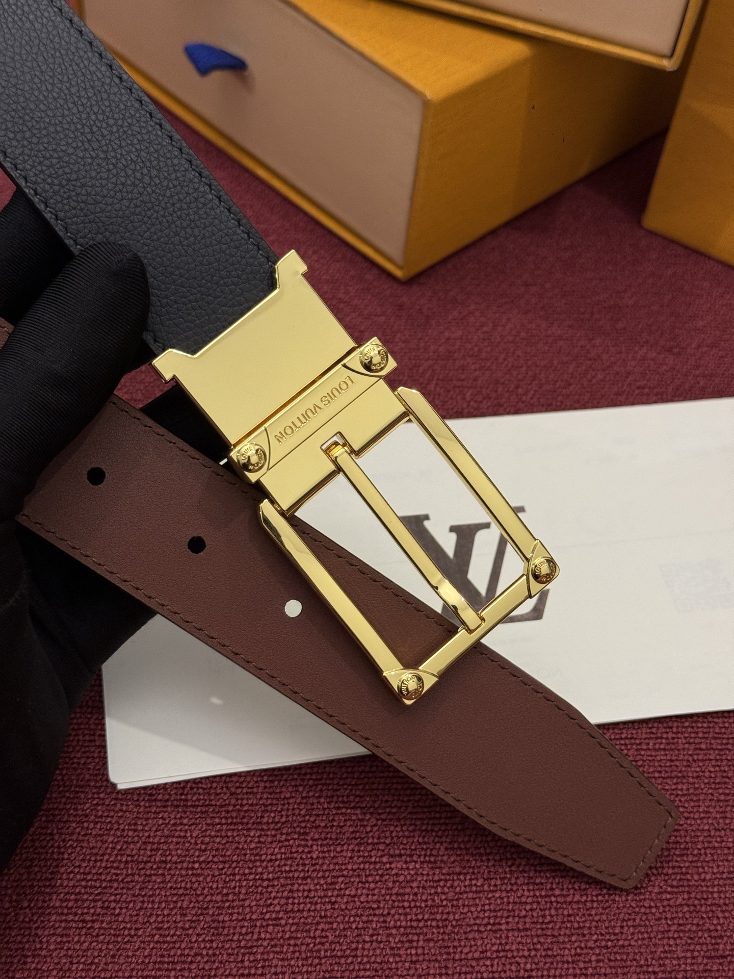 LV 角钉式 Trunk 35mm 可翻转腰带造型简洁，灵感源自路易威登在工艺精湛方面的悠久传统。两侧光滑的皮革搭配带有