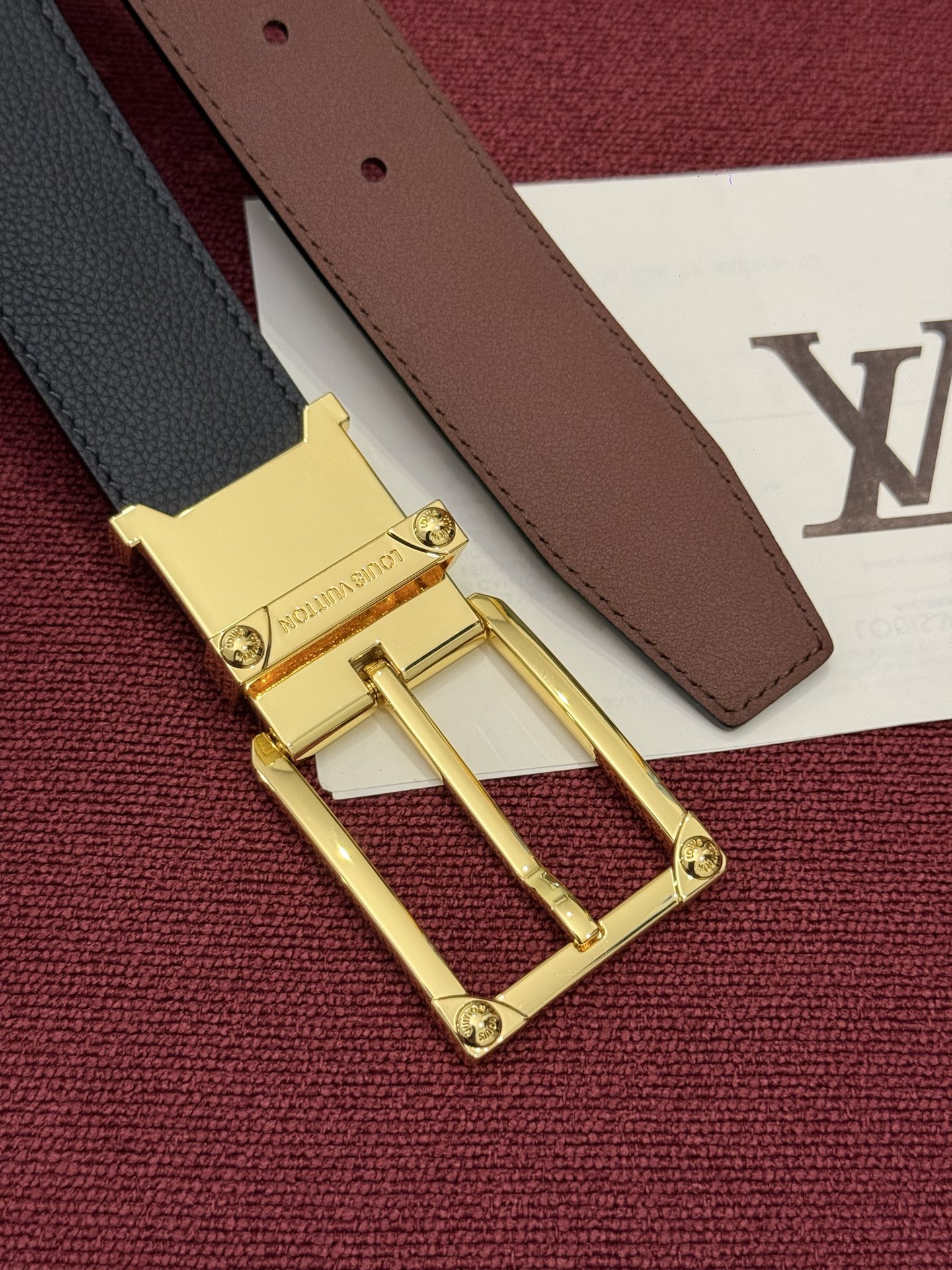 LV 角钉式 Trunk 35mm 可翻转腰带造型简洁，灵感源自路易威登在工艺精湛方面的悠久传统。两侧光滑的皮革搭配带有