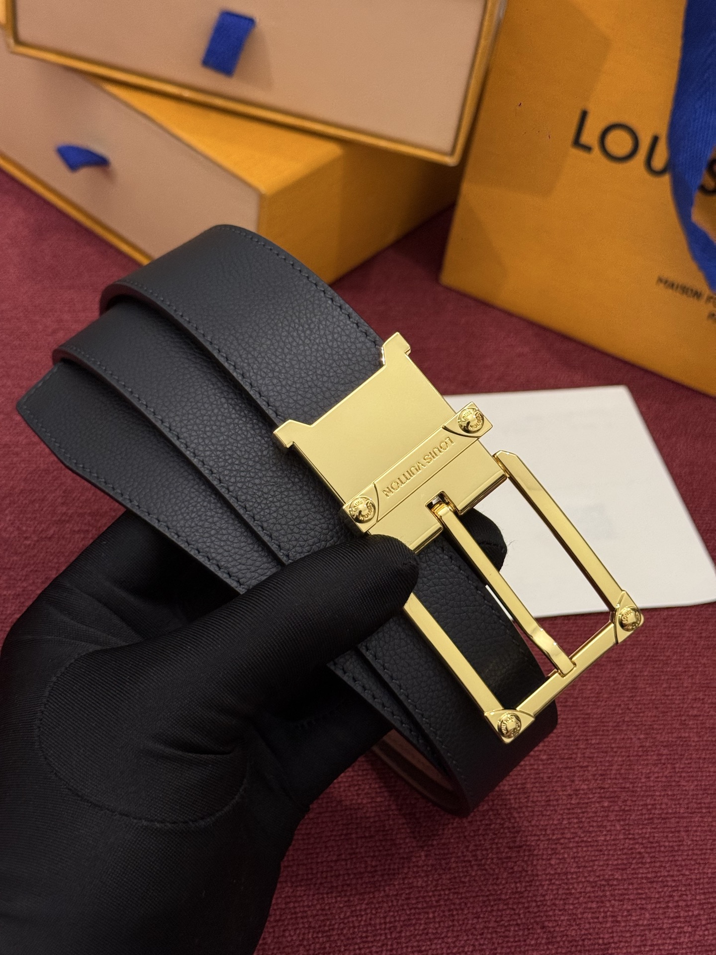 LV 角钉式 Trunk 35mm 可翻转腰带造型简洁，灵感源自路易威登在工艺精湛方面的悠久传统。两侧光滑的皮革搭配带有