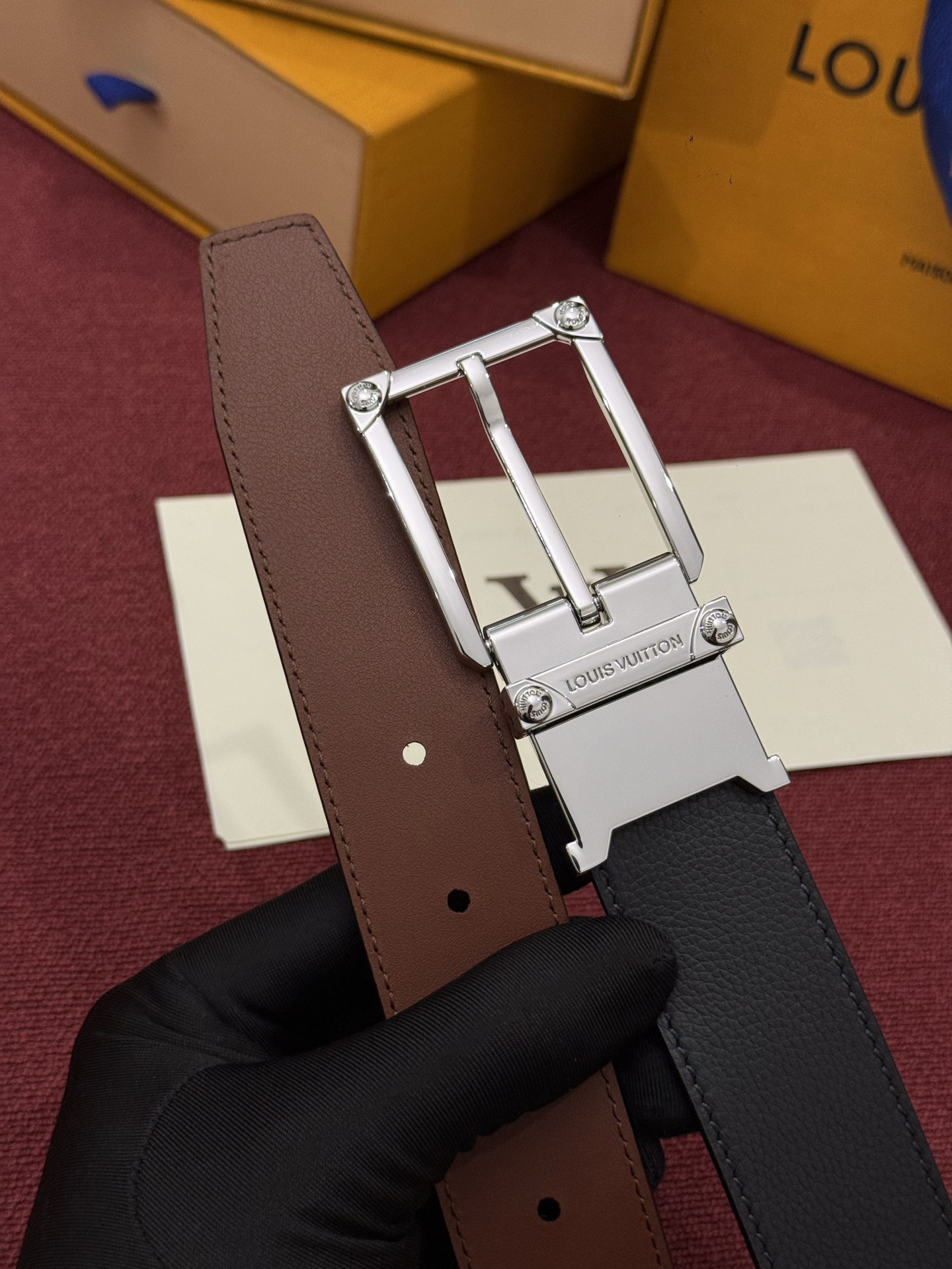LV 角钉式 Trunk 35mm 可翻转腰带造型简洁，灵感源自路易威登在工艺精湛方面的悠久传统。两侧光滑的皮革搭配带有