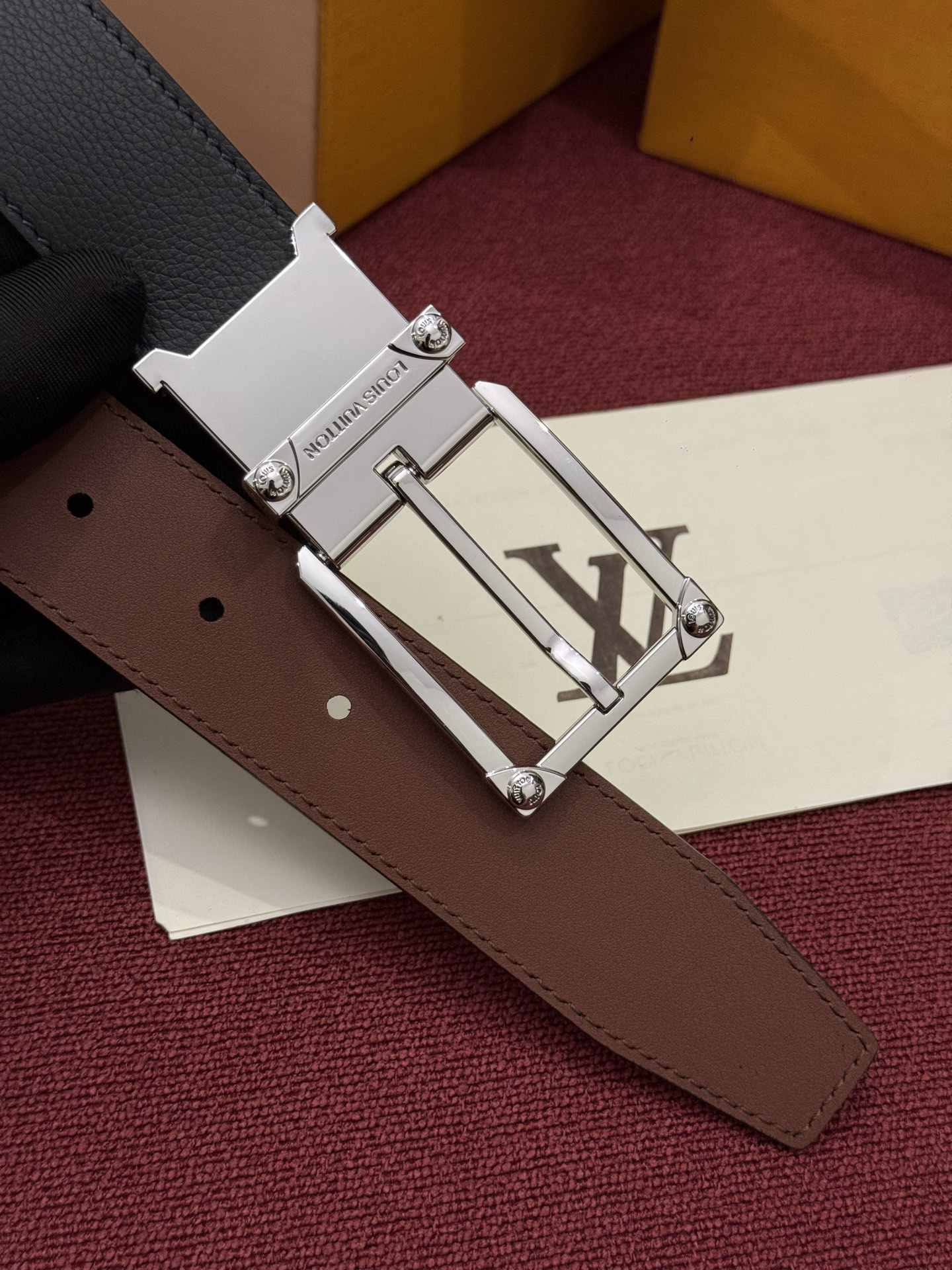 LV 角钉式 Trunk 35mm 可翻转腰带造型简洁，灵感源自路易威登在工艺精湛方面的悠久传统。两侧光滑的皮革搭配带有