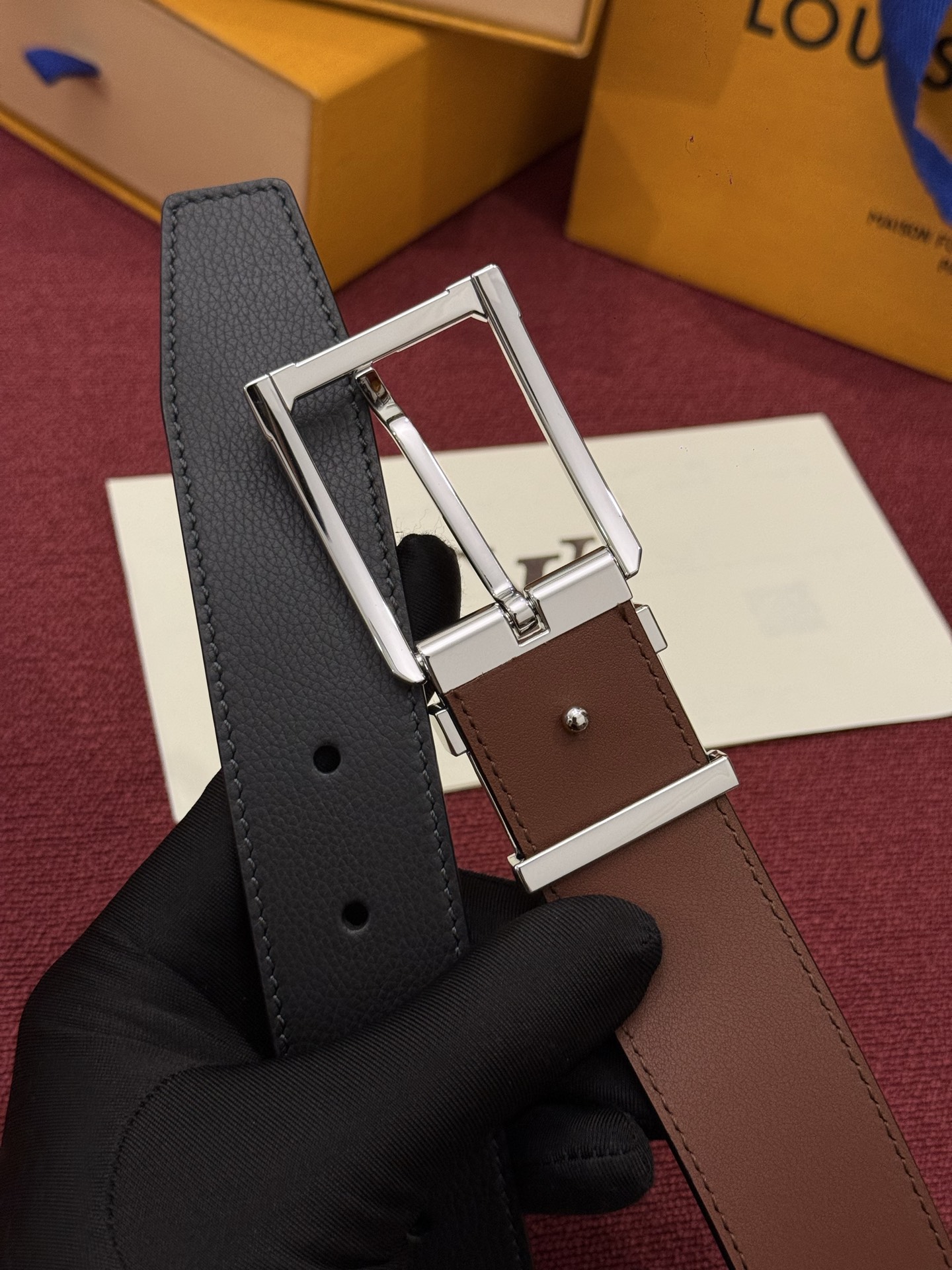 LV 角钉式 Trunk 35mm 可翻转腰带造型简洁，灵感源自路易威登在工艺精湛方面的悠久传统。两侧光滑的皮革搭配带有