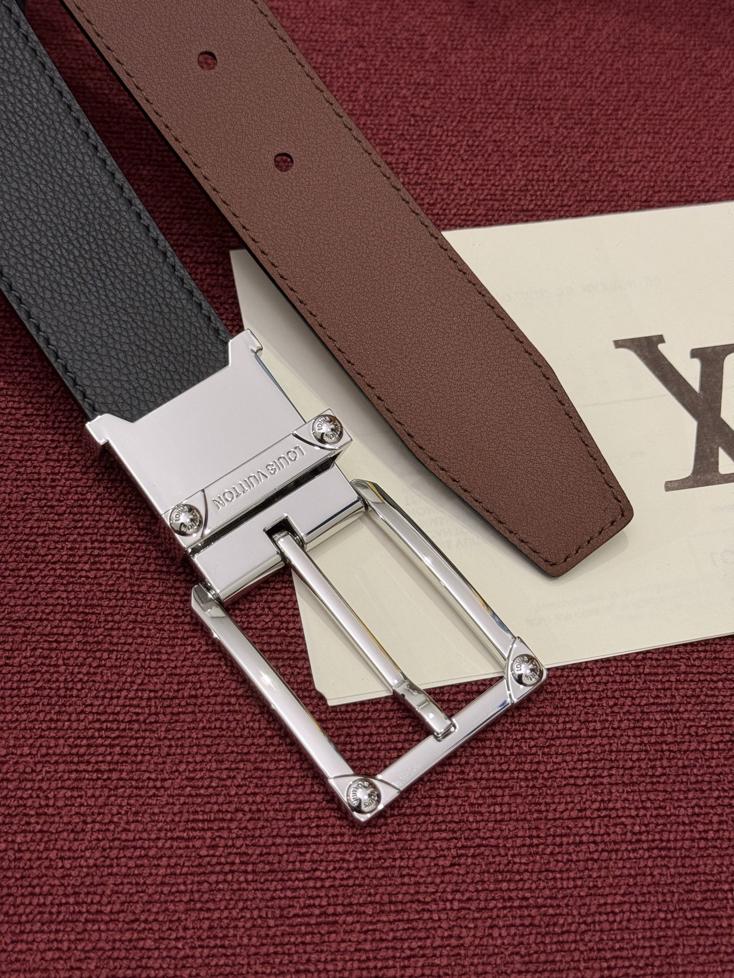 LV 角钉式 Trunk 35mm 可翻转腰带造型简洁，灵感源自路易威登在工艺精湛方面的悠久传统。两侧光滑的皮革搭配带有