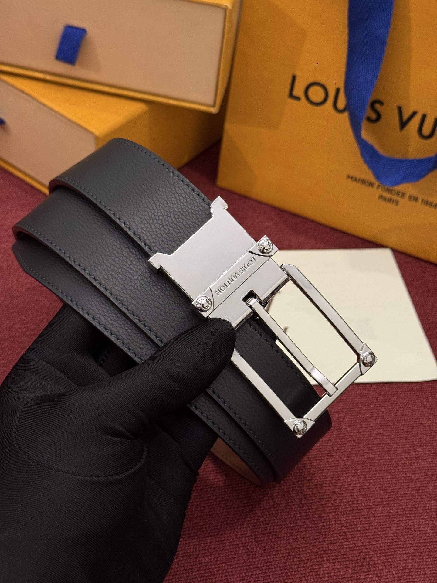 LV 角钉式 Trunk 35mm 可翻转腰带造型简洁，灵感源自路易威登在工艺精湛方面的悠久传统。两侧光滑的皮革搭配带有