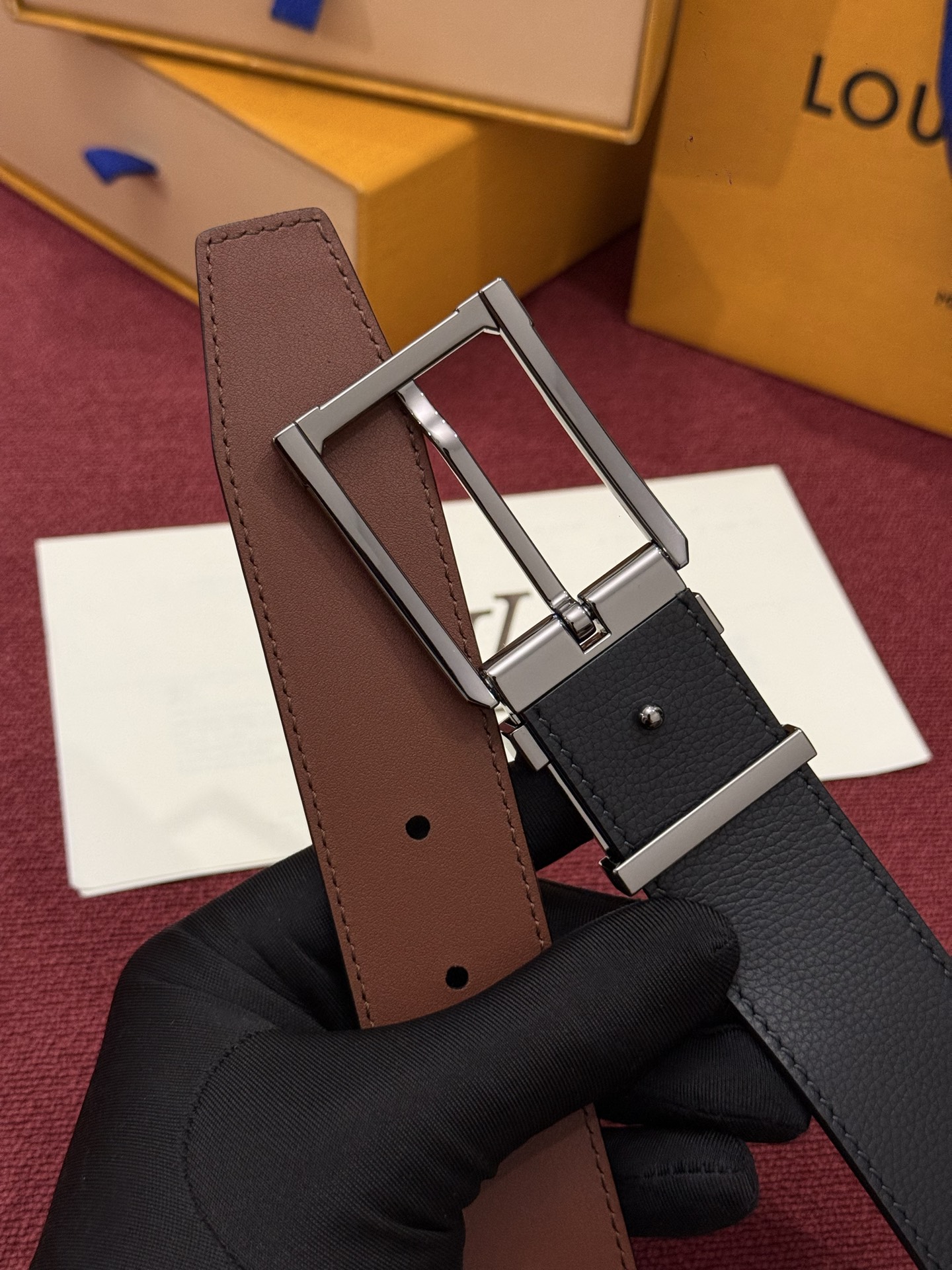 LV 角钉式 Trunk 35mm 可翻转腰带造型简洁，灵感源自路易威登在工艺精湛方面的悠久传统。两侧光滑的皮革搭配带有