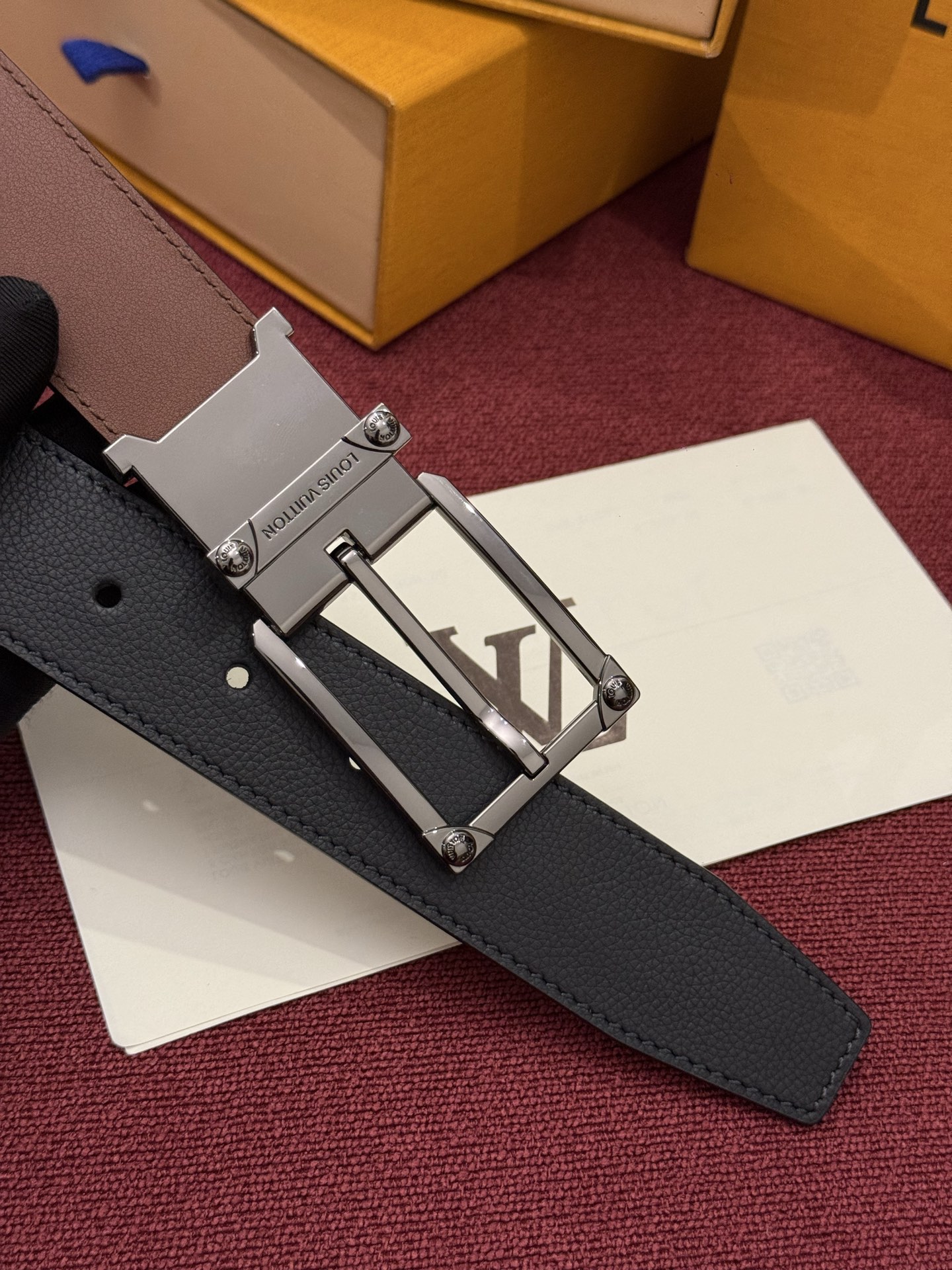 LV 角钉式 Trunk 35mm 可翻转腰带造型简洁，灵感源自路易威登在工艺精湛方面的悠久传统。两侧光滑的皮革搭配带有