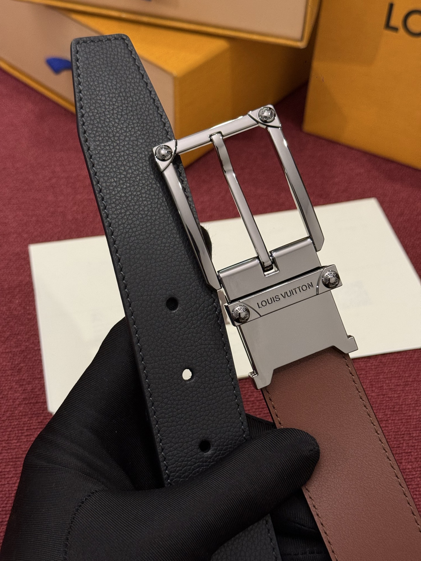LV 角钉式 Trunk 35mm 可翻转腰带造型简洁，灵感源自路易威登在工艺精湛方面的悠久传统。两侧光滑的皮革搭配带有