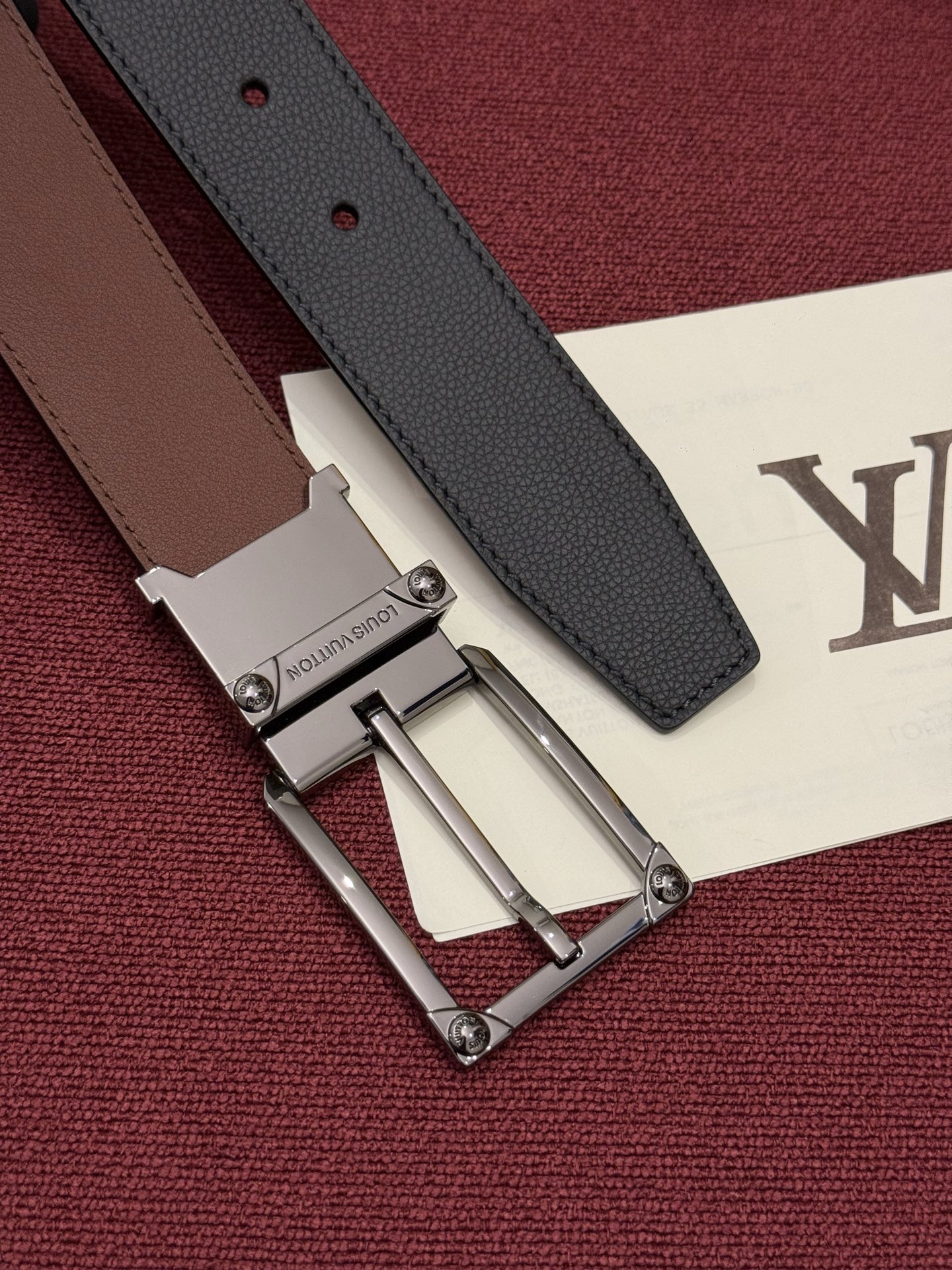 LV 角钉式 Trunk 35mm 可翻转腰带造型简洁，灵感源自路易威登在工艺精湛方面的悠久传统。两侧光滑的皮革搭配带有
